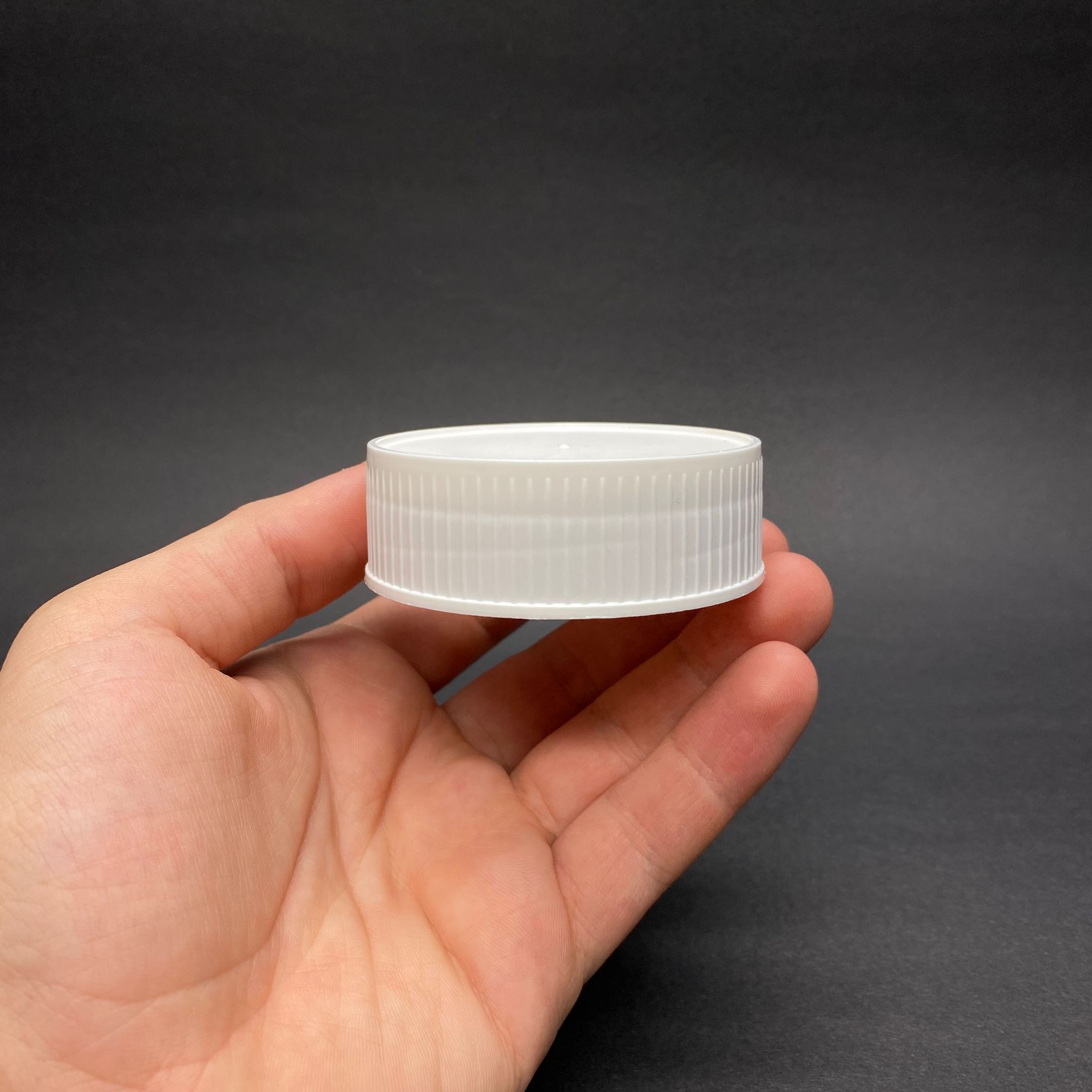 63 MM TWİST-OFF BEYAZ PLASTİK KAPAK - ALÜMİNYUM CONTALI - İNDİKSİYON FOLYOLU KAPAK