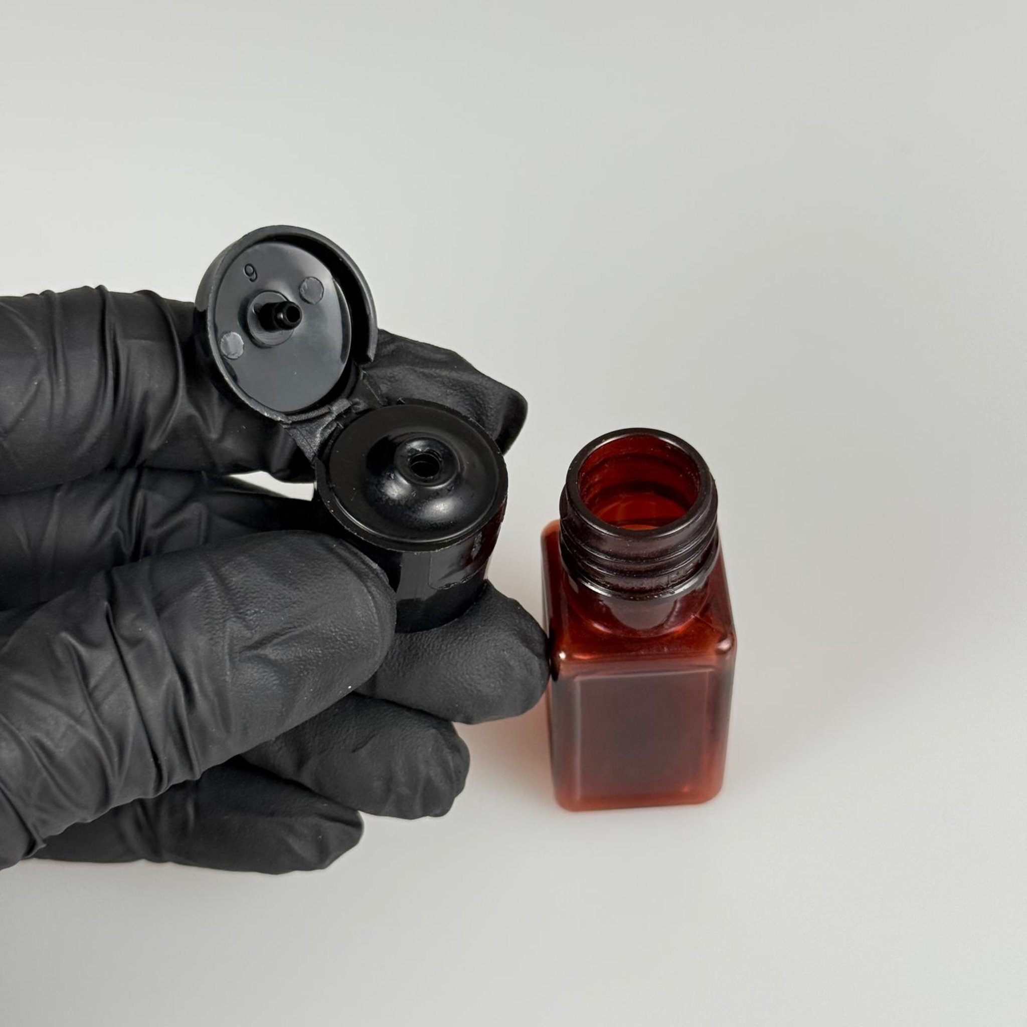 10 ML AÇILIR KAPAKLI AMBER KAHVERENGİ KARE PET ŞİŞE - 10 CC ŞEFFAF ŞİŞE + SİYAH FLİPTOP KAPAKLI TAKIM