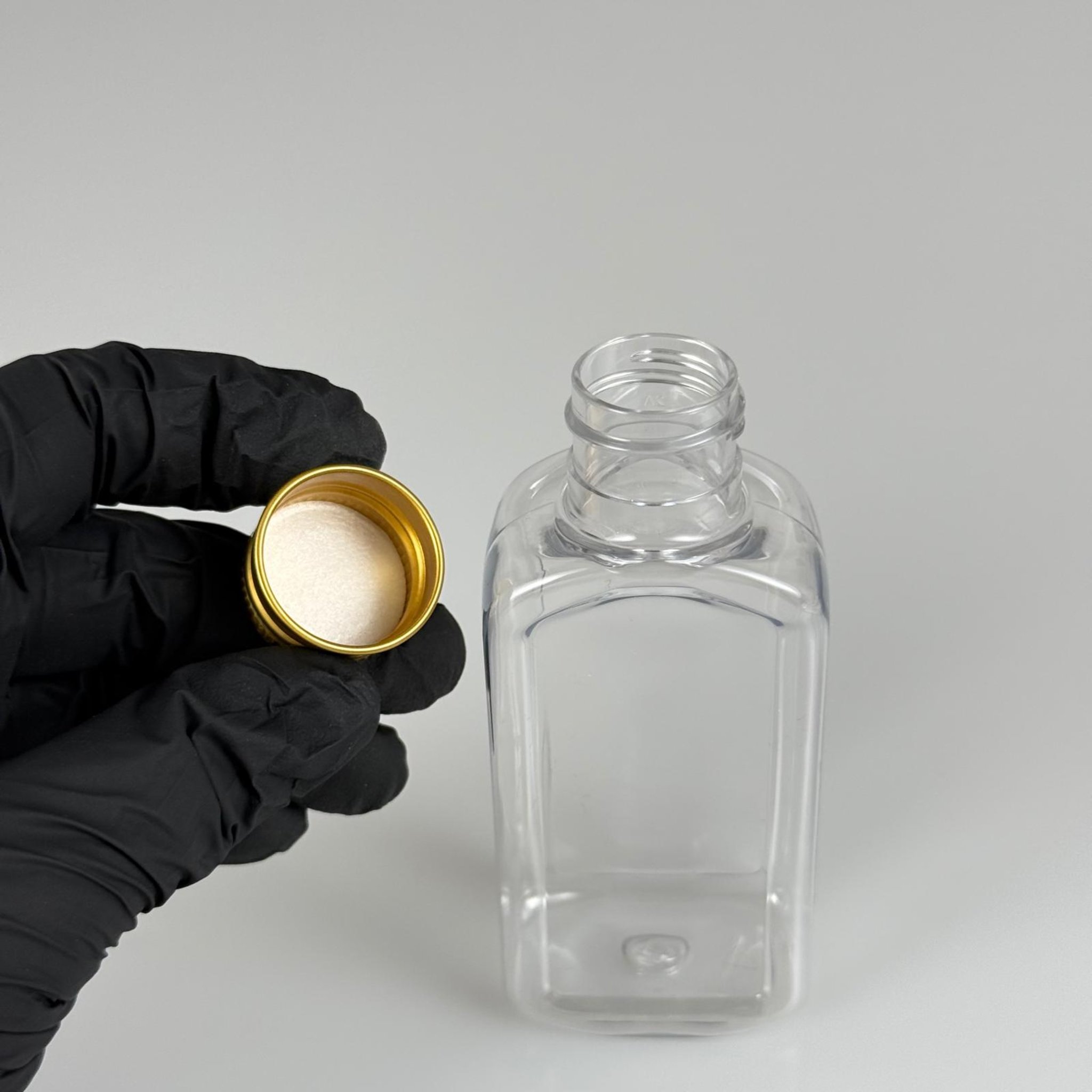 100 CC YASSI KÖŞELİ MODEL ŞEFFAF PET ŞİŞE (24 AĞIZ) + KÖPÜK CONTALI GOLD METAL ALÜMİNYUM KAPAK TAKIM - 100 ML KAPAKLI PLASTİK ŞİŞELER