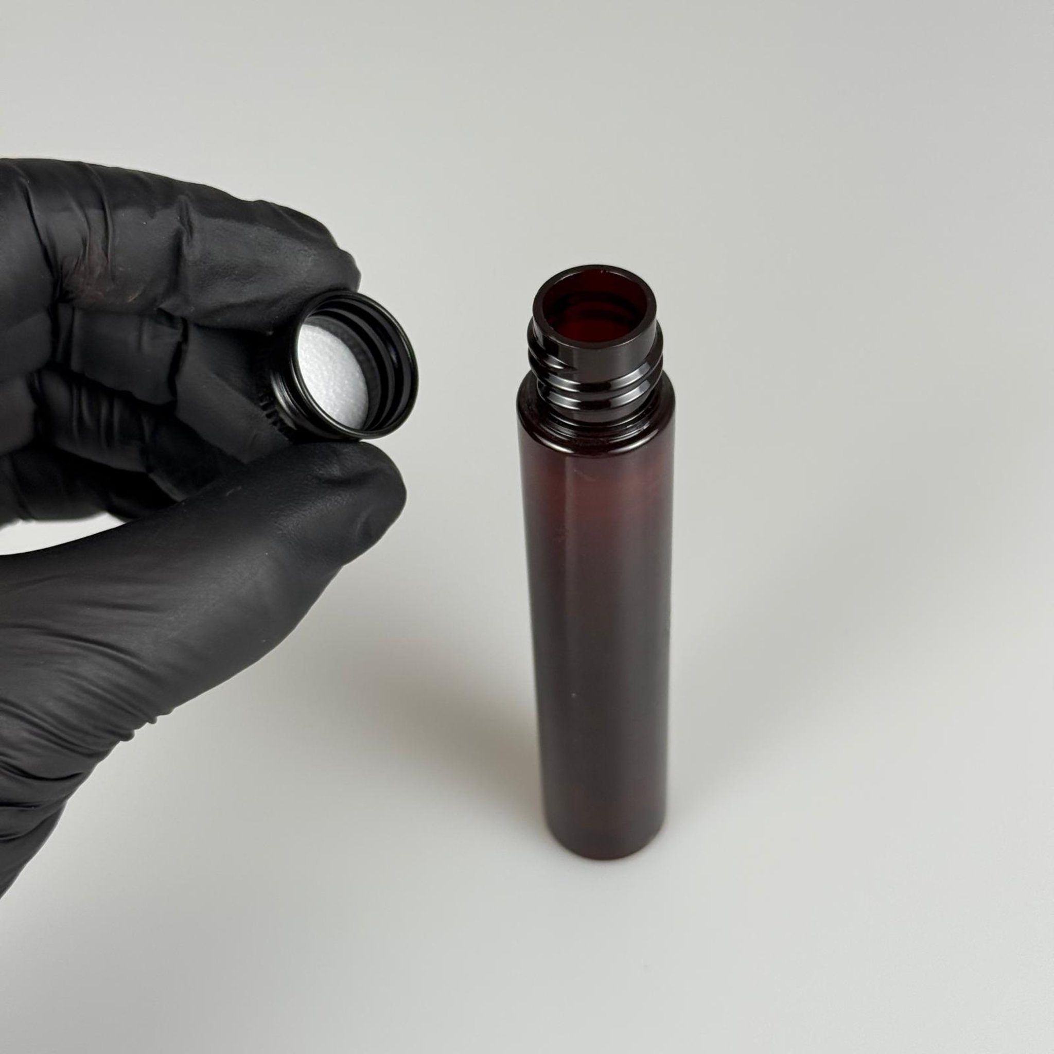 30 CC AMBER TÜP PLASTİK ŞİŞE + KÖPÜK CONTALI SİYAH ALÜMİNYUM METAL KAPAKLI TAKIM - 30 ML KAHVERENGİ PET ŞİŞE