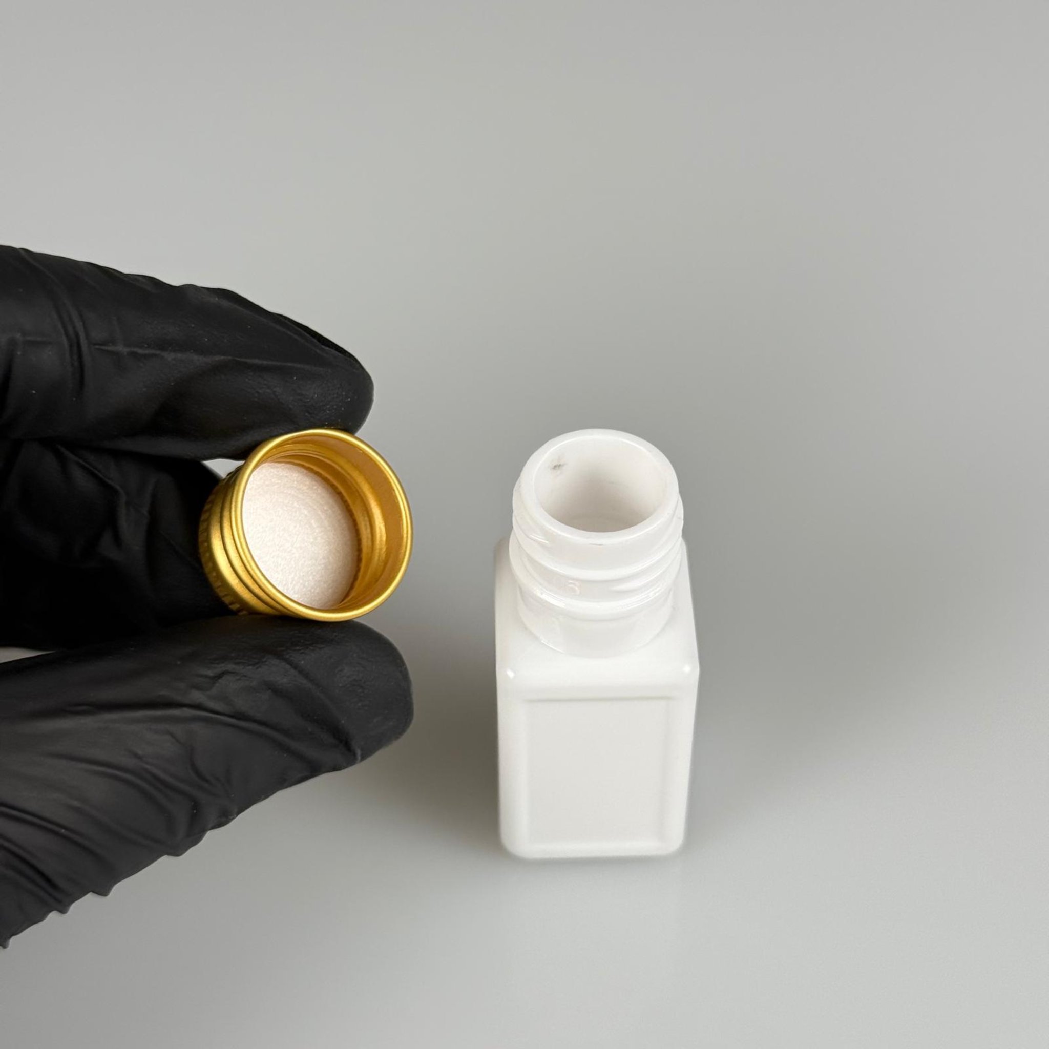 10 CC BEYAZ KARE PET SHOT ŞİŞE - KÖPÜK CONTALI GOLD ALÜMİNYUM METAL KAPAKLI TAKIM - 10 ML PLASTİK ŞİŞE