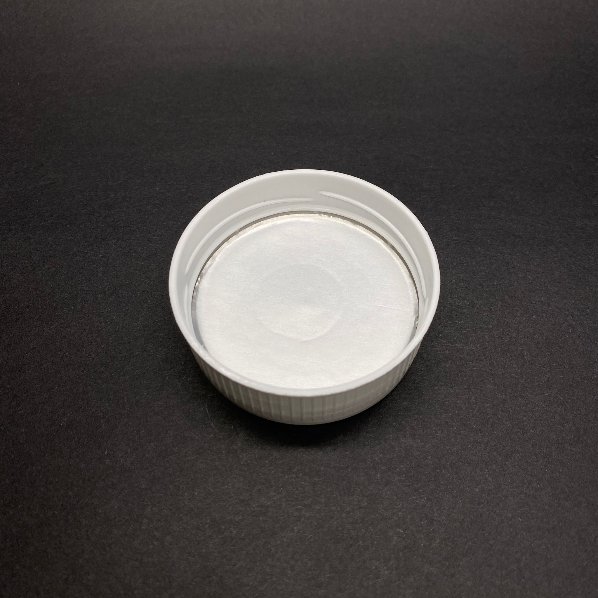 63 MM TWİST-OFF BEYAZ PLASTİK KAPAK - ALÜMİNYUM CONTALI - İNDİKSİYON FOLYOLU KAPAK