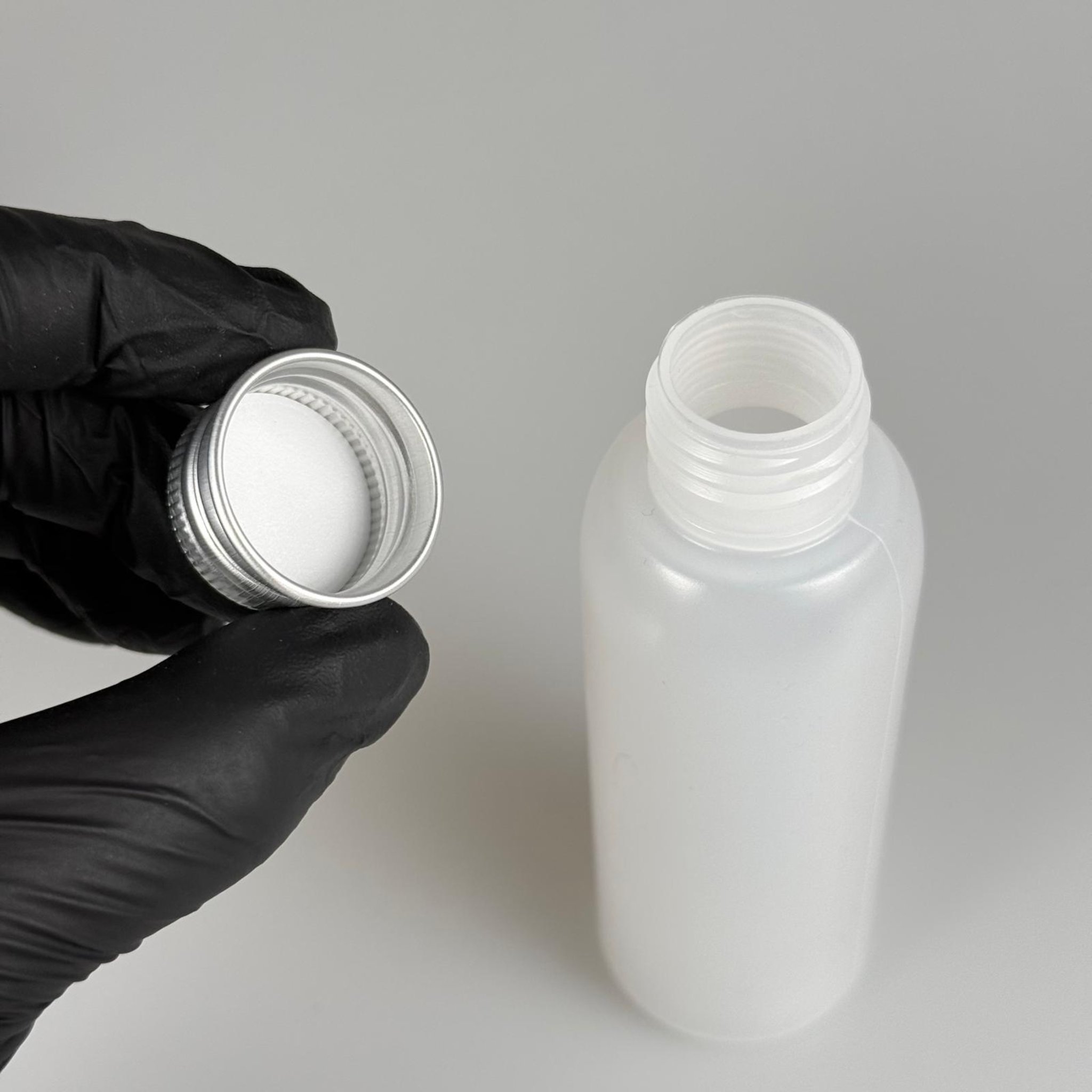 100 ML SIKILABİLİR YUMUŞAK PE POLİETİLEN PLASTİK ASETON ŞİŞESİ ( 24 AĞIZ ) + KÖPÜK CONTALI GÜMÜŞ METAL ALÜMİNYUM KAPAKLI TAKIM - 100 cc sos, yağ, kartuş, mürekkep vb için boş şişeler