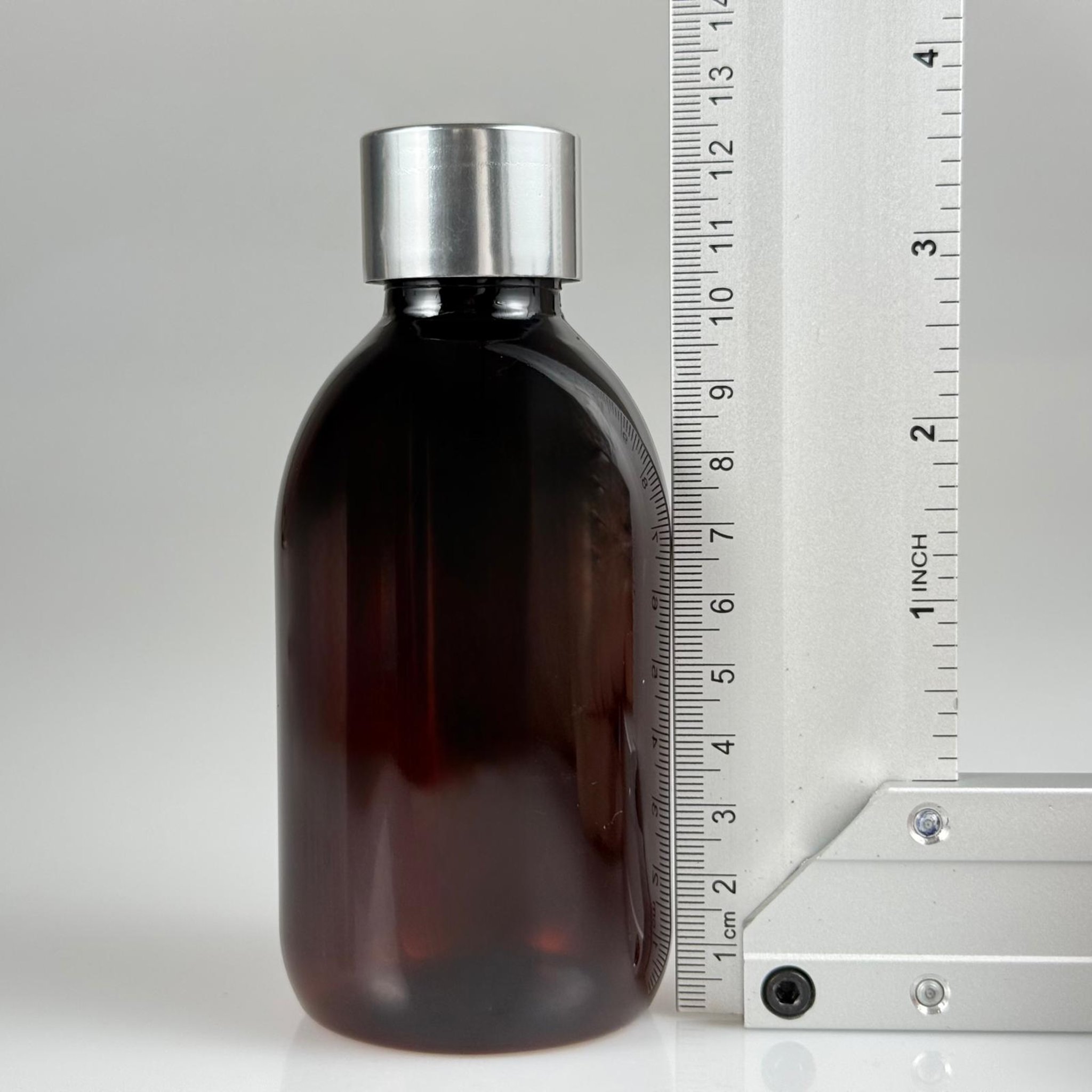 200 CC AMBER PET ECZA ŞİŞESİ + ALÜMİNYUM KAPLAMALI GÜMÜŞ KAPAKLI + KÖR TIPALI TAKIM  - 200 ML KAHVERENGİ PLASTİK ŞURUP ŞİŞESİ (21 GR)