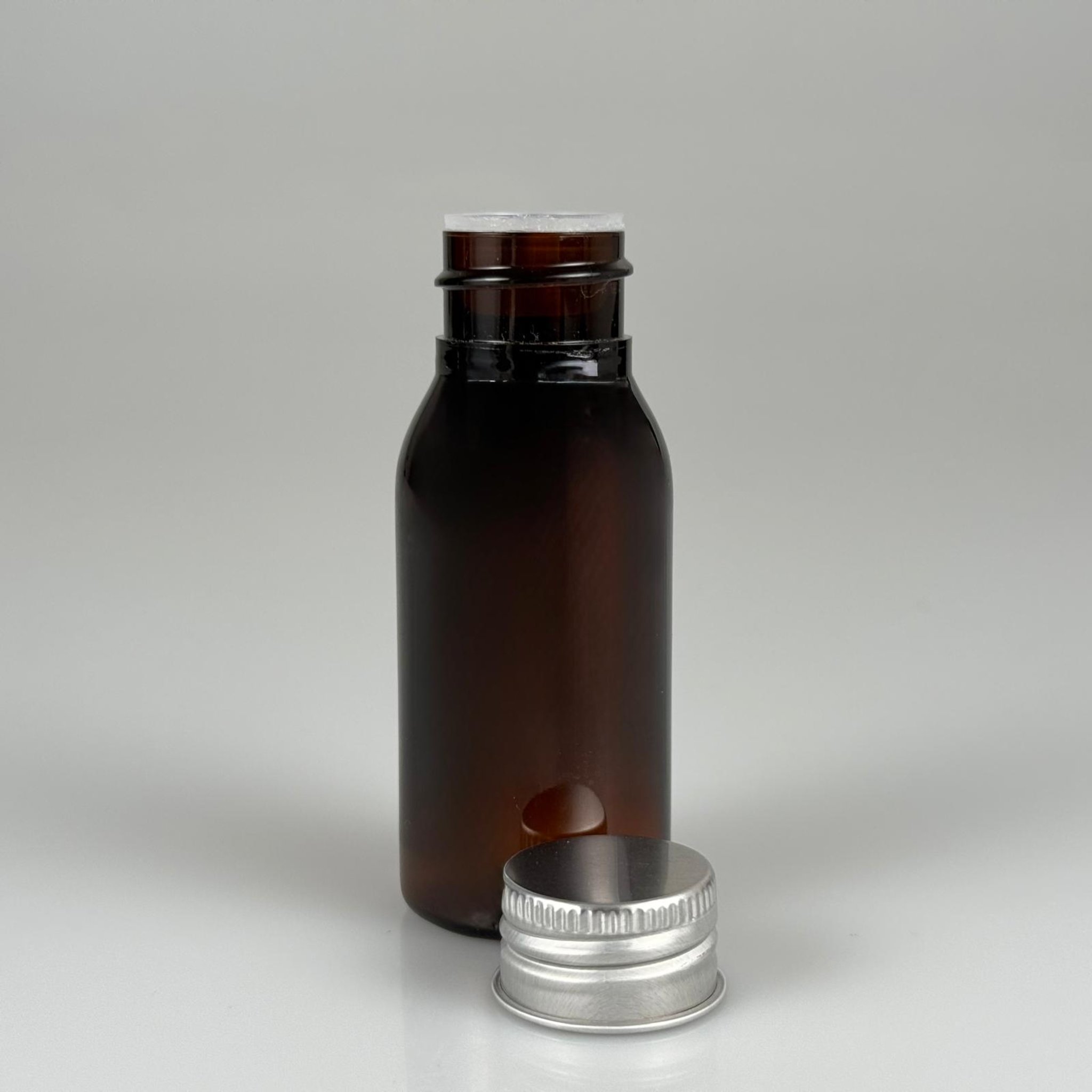 50 CC AMBER SERT MODEL PET ŞİŞE (24 AĞIZ) + KÖPÜK CONTALI GÜMÜŞ METAL ALÜMİNYUM KAPAK + KOLONYA TIPALI TAKIM - 50 ML KAPAKLI KAHVERENGİ PLASTİK ŞİŞELER