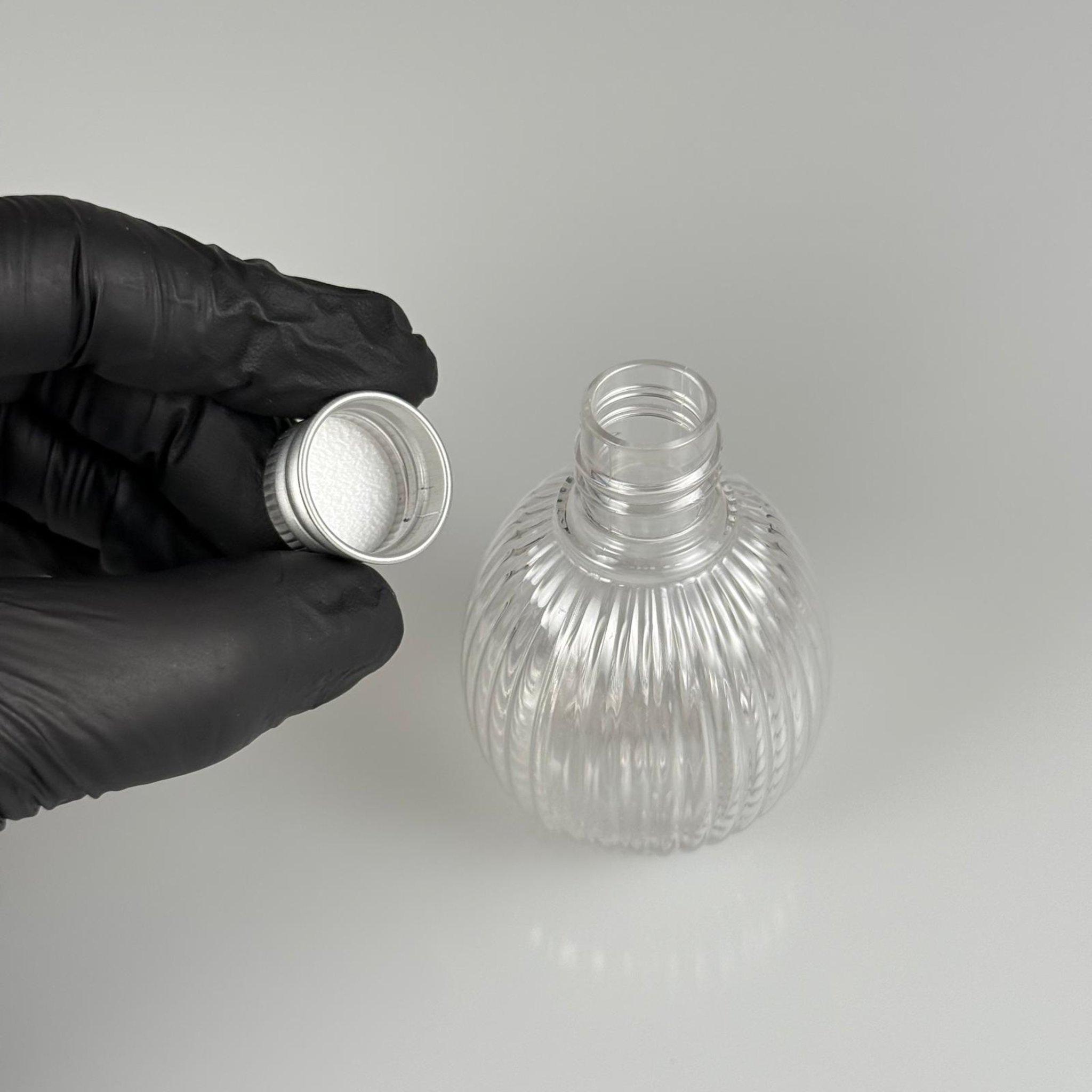 50 CC TOP ÇİZGİLİ DESENLİ PET ŞİŞE - KÖPÜK CONTALI GÜMÜŞ ALÜMİNYUM METAL KAPAKLI TAKIM - 50 ML ŞEFFAF PET ŞİŞE