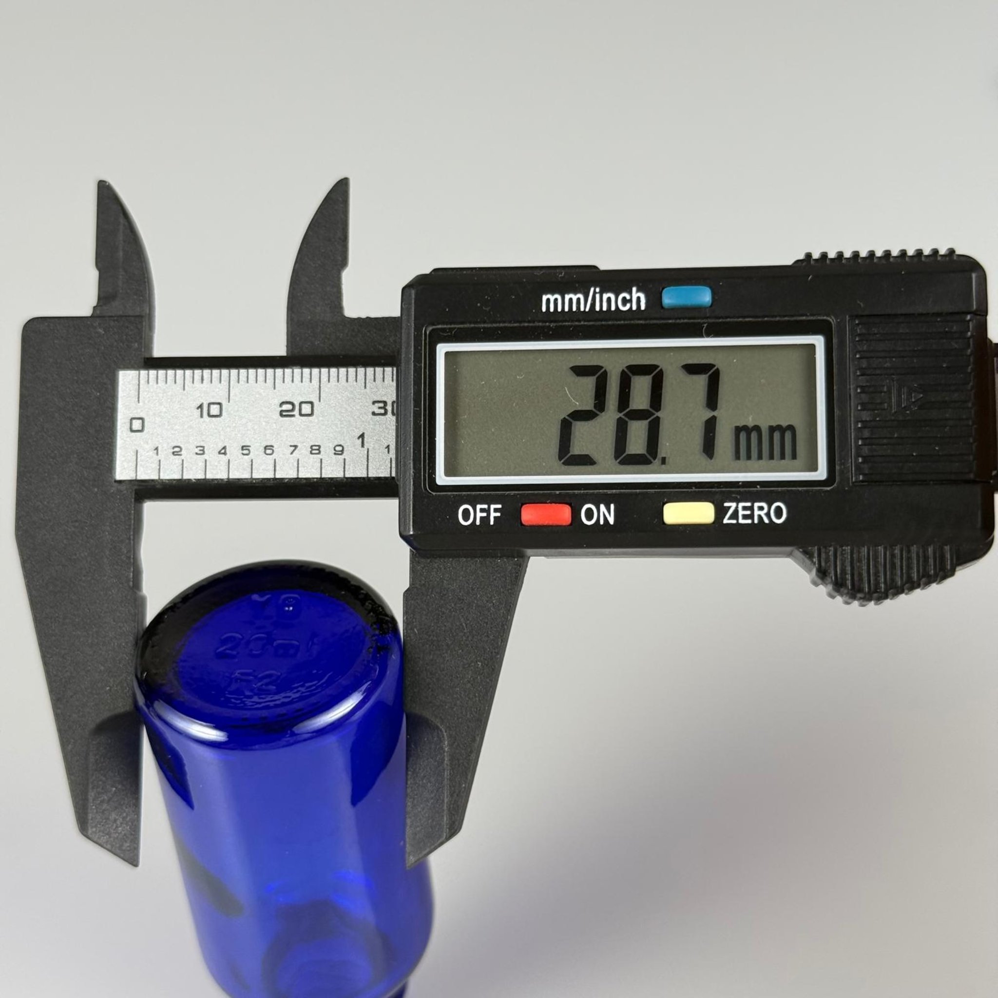 20 CC MAVİ CAM ŞİŞE + KÖPÜK CONTALI SİYAH ALÜMİNYUM METAL KAPAKLI TAKIM - 20 ML MAVİ CAM ŞİŞE