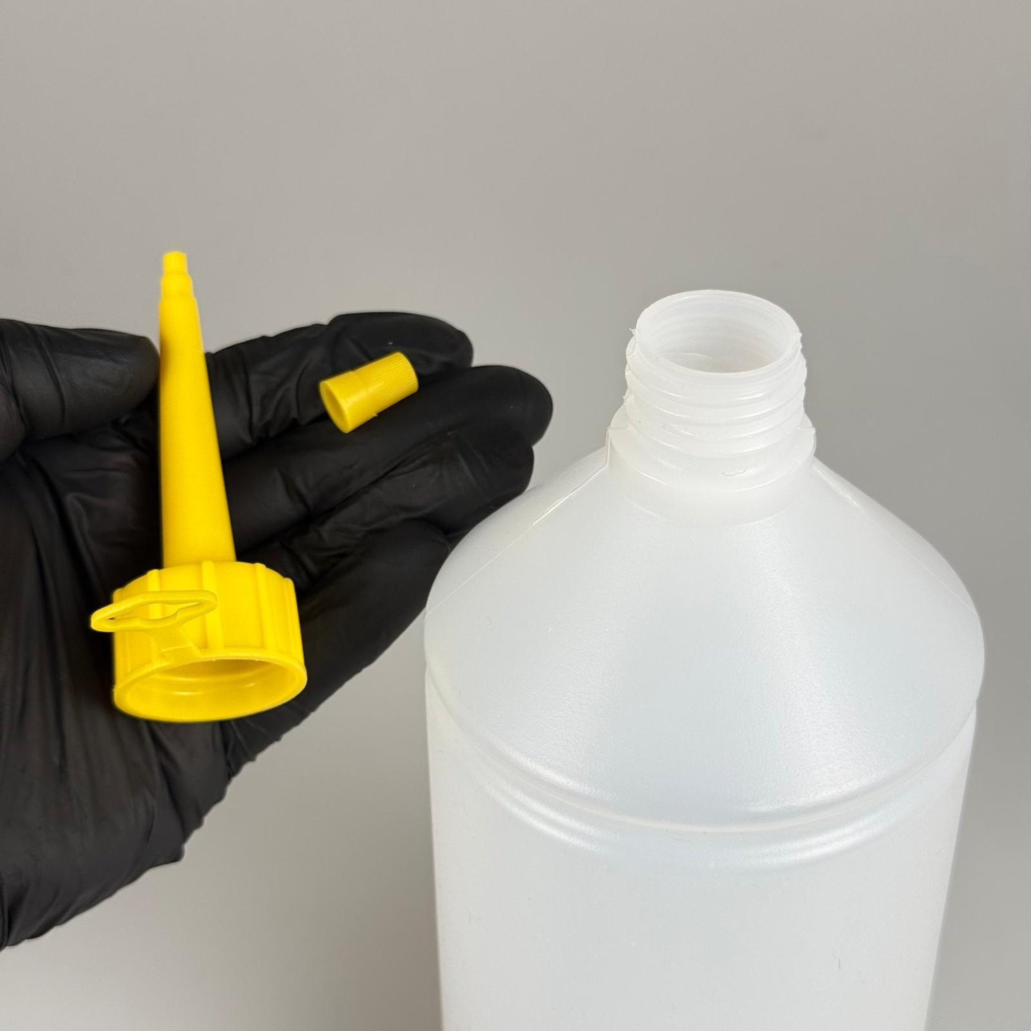 1 LİTRE TİNER ŞİŞESİ - KİLİTLİ CONTALI  BEYAZ KAPAKLI + AKITICILI SİVRİ SARI KARTUŞ KAPAKLI - 1000 ML KİMYASALA DAYANIKLI PLASTİK ŞİŞE - 1 LT POLİETİLEN ŞİŞE TOMBUL