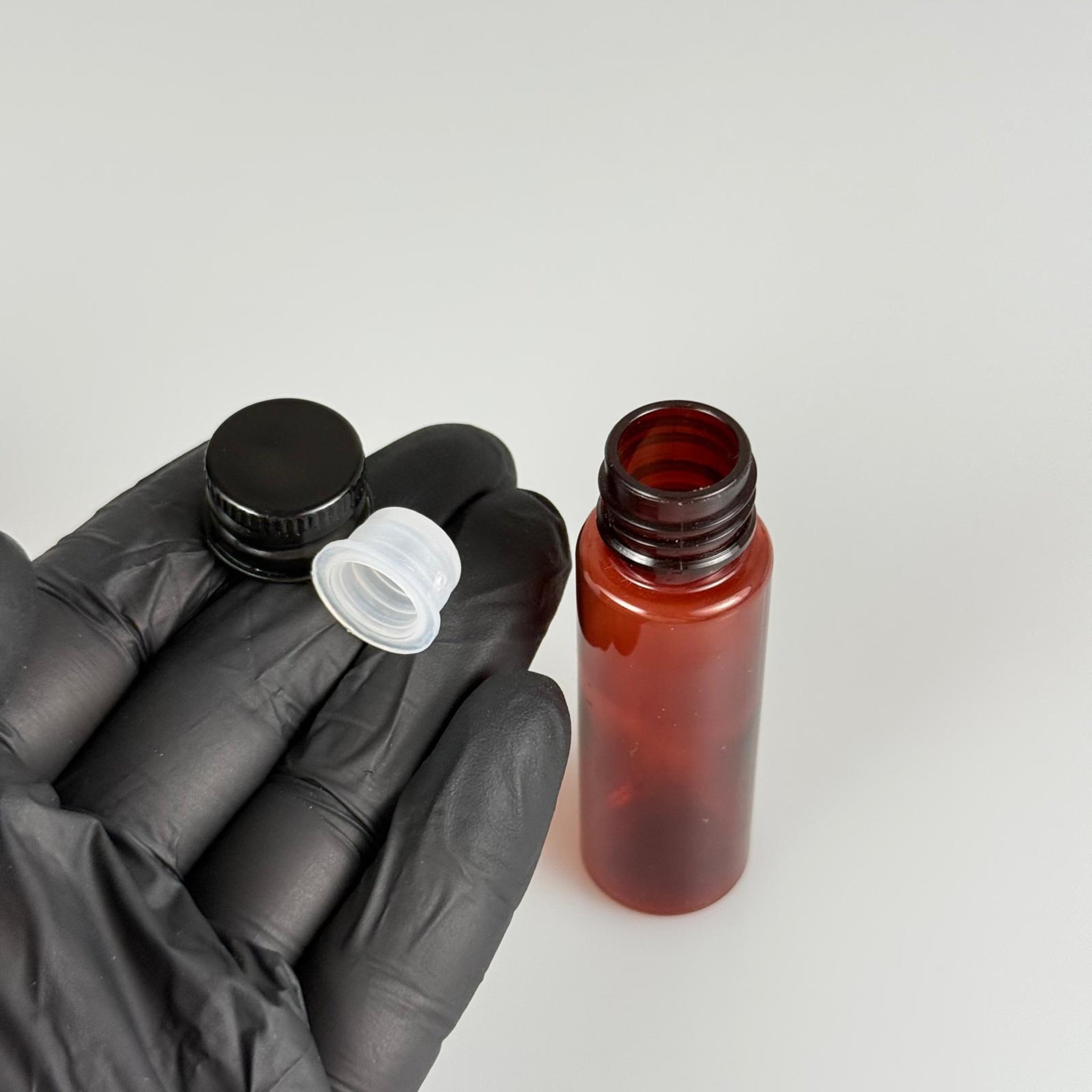 20 CC PET AMBER SHOT ŞİŞE - KÖPÜK CONTALI SİYAH ALÜMİNYUM METAL KAPAKLI + KÖR TIPALI TAKIM - 20 ML KAHVERENGİ PLASTİK ŞİŞE