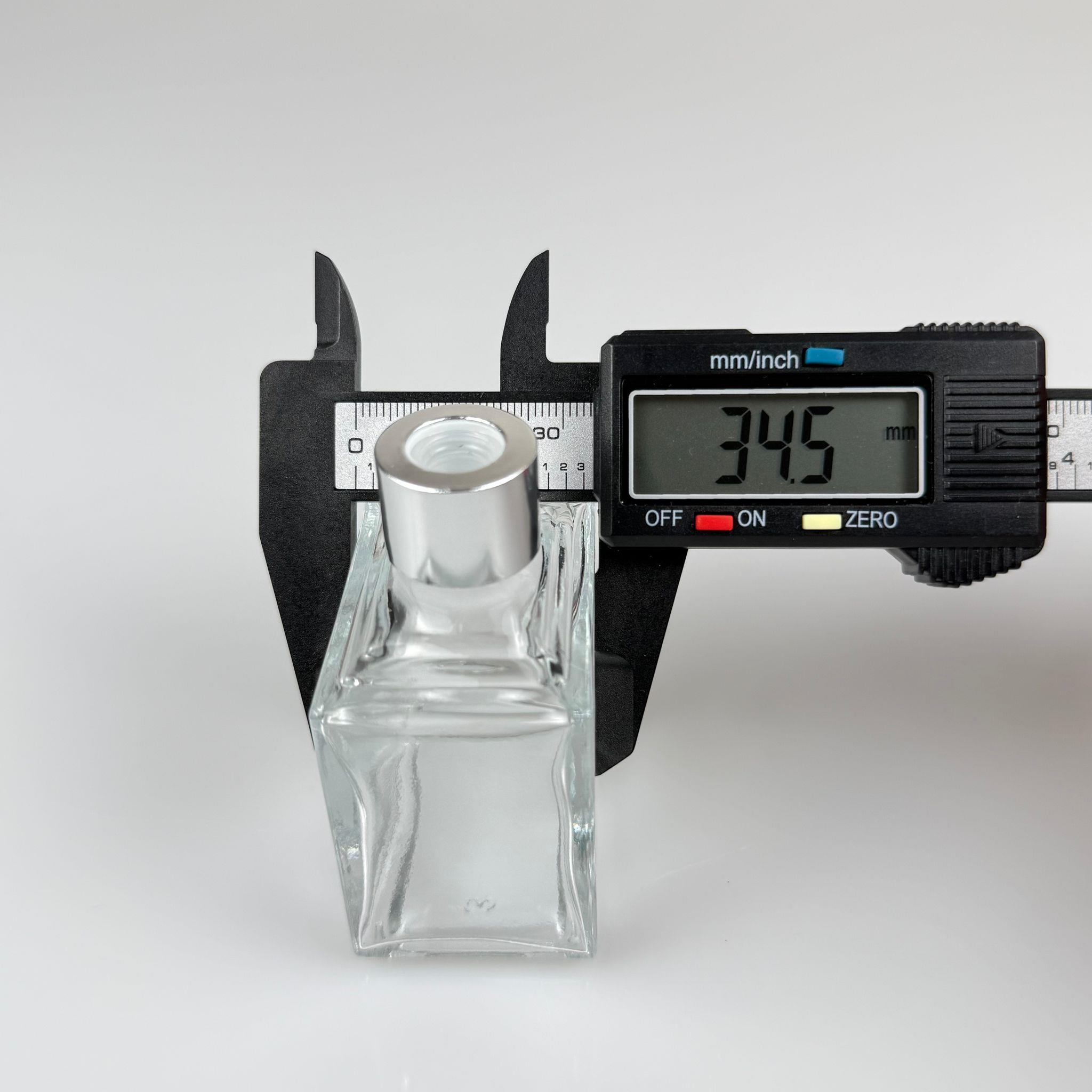 50 CC KÖŞELİ PRİZMA PRESTİJ CAM BAMBU ODA KOKUSU ŞİŞESİ - 50 ML ÇUBUKLU BAMBU ODA KOKUSU ŞİŞESİ - DİFÜZÖR ŞİŞE- CAM ŞİŞE + GÜMÜŞ METAL KAPAK + PLASTİK TIPA + 3 ADET FİBER SİYAH BAMBU ÇUBUK