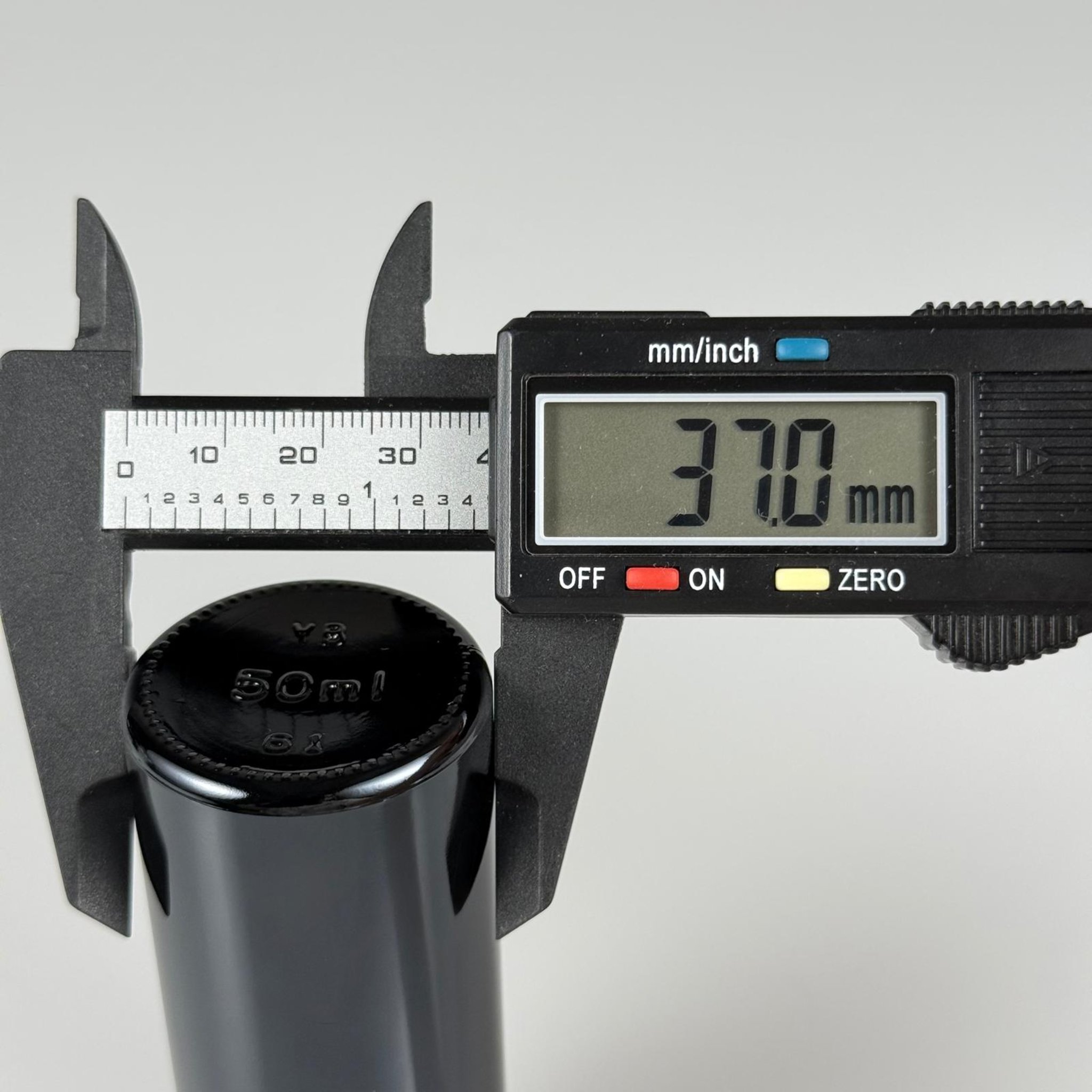 50 CC SİYAH CAM ŞİŞE + KÖPÜK CONTALI GÜMÜŞ ALÜMİNYUM METAL KAPAKLI + DAMLALIKLI KOLONYA TIPALI TAKIM - 50 ML SİYAH CAM ŞİŞE