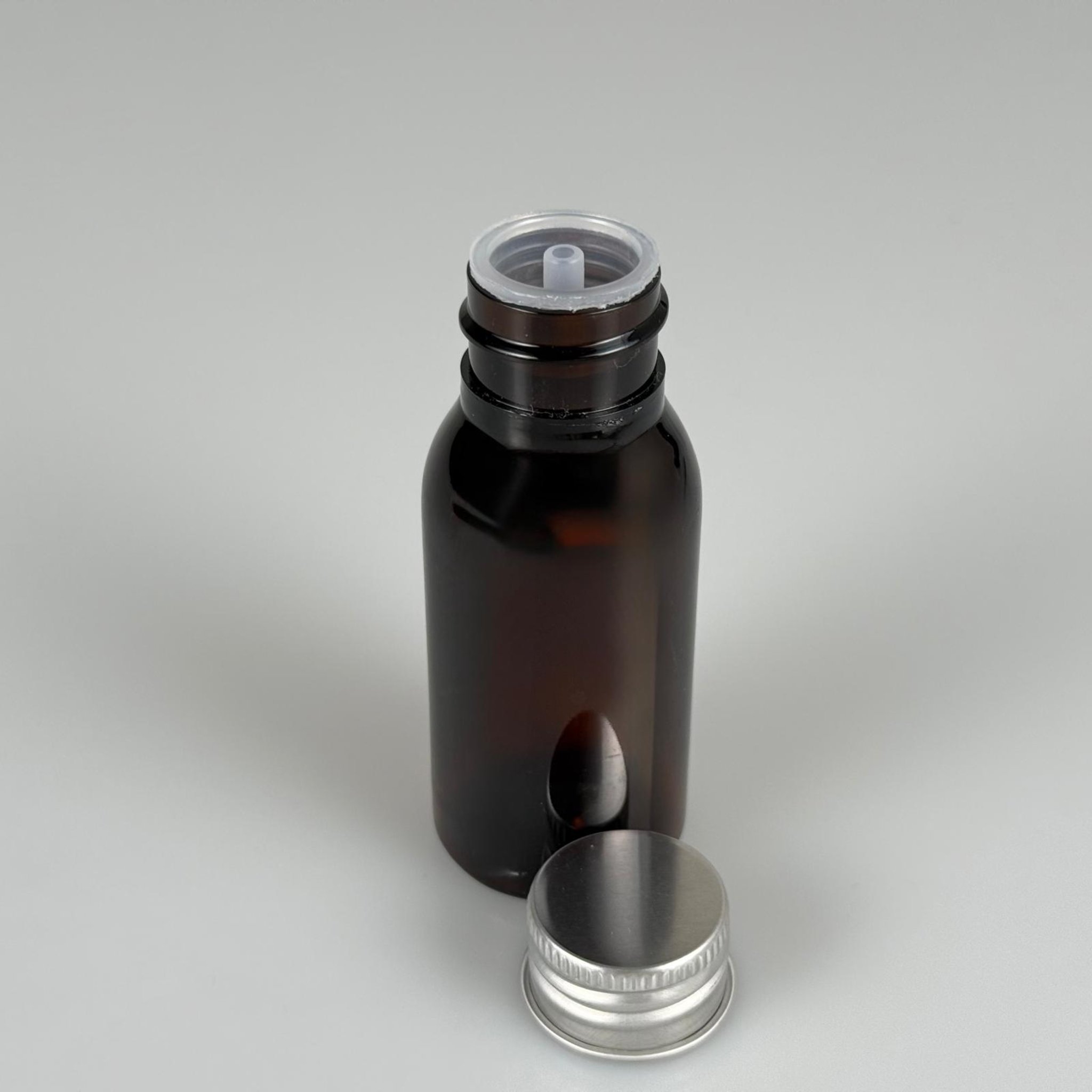 50 CC AMBER SERT MODEL PET ŞİŞE (24 AĞIZ) + KÖPÜK CONTALI GÜMÜŞ METAL ALÜMİNYUM KAPAK + KOLONYA TIPALI TAKIM - 50 ML KAPAKLI KAHVERENGİ PLASTİK ŞİŞELER