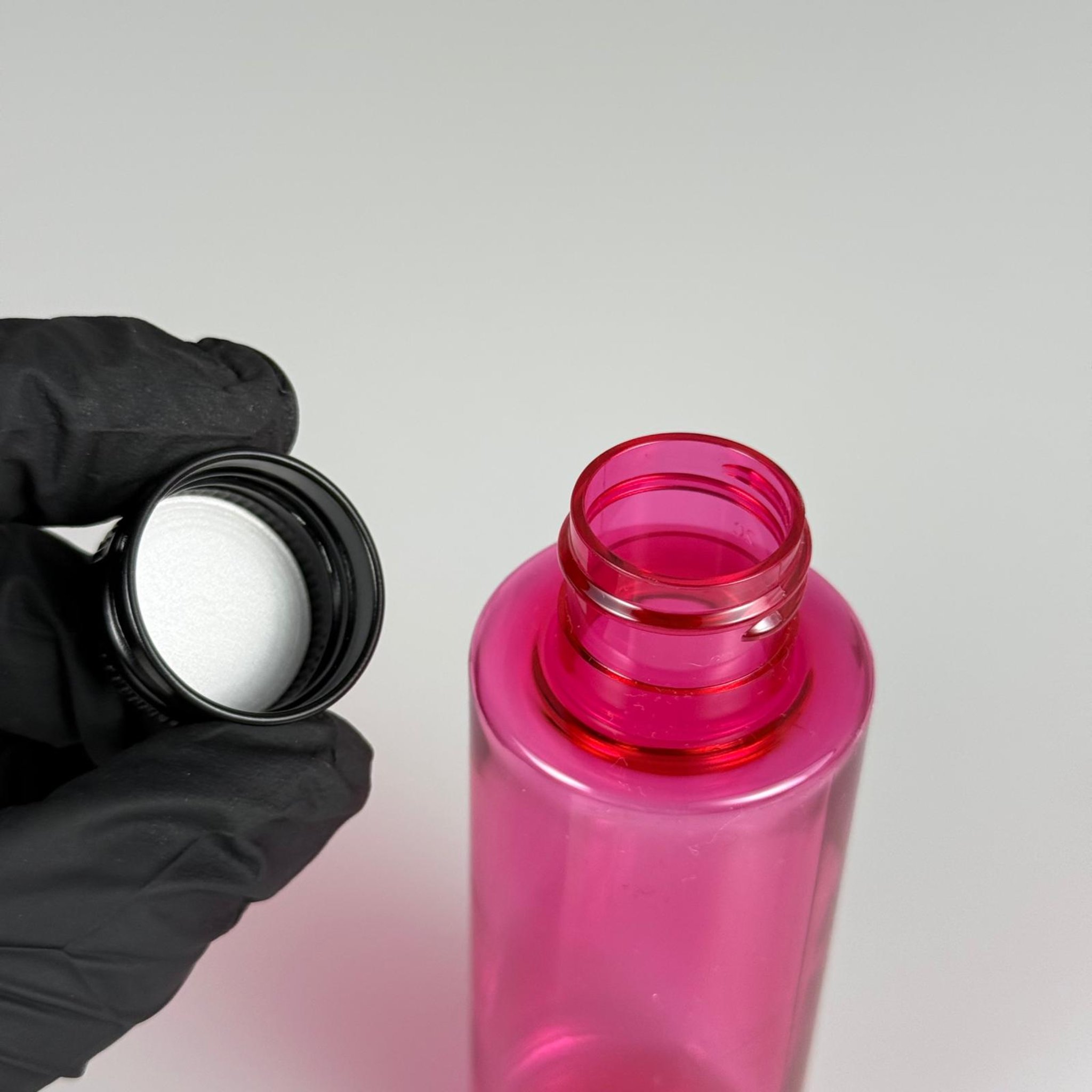 100 CC PEMBE SİLİNDİR KESKİN KÜT MODEL SERT PET ŞİŞE (17 GR - 24 AĞIZ ) + KÖPÜK CONTALI SİYAH METAL ALÜMİNYUM KAPAK TAKIM - 100 ML KAPAKLI PEMBE PET ŞİŞELER