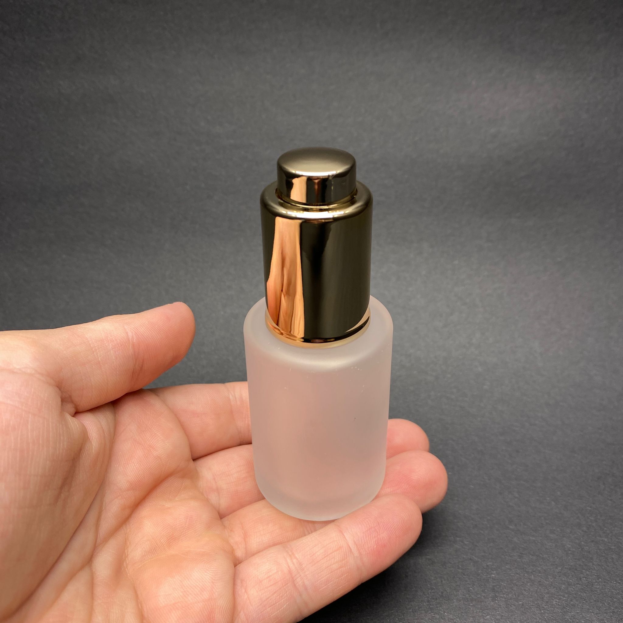 30 CC OMUZLU BUZLU CAM ŞİŞE - LÜX GOLD BASMALI CAM DAMLALIKLI TAKIM (DAMLALIĞIN İÇİNDE SIZDIRMAZ CONTA MEVCUTTUR) - 30 ML KÜT BOYUNLU CAM SERUM ŞİŞESİ