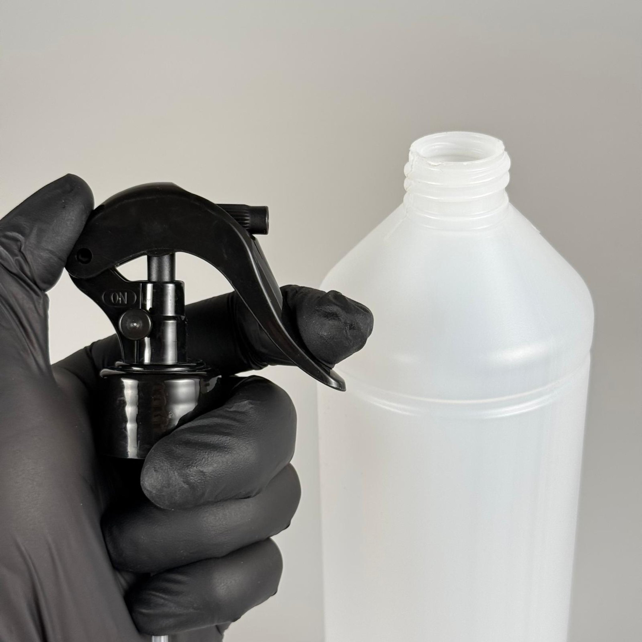 1000 CC TİNER ŞİŞESİ - SİYAH TRİGER TETİK SPREYLİ (DUMAN PÜSKÜRTÜR) - 1000 ML KİMYASALA DAYANIKLI PLASTİK ŞİŞE - 1 LT POLİETİLEN ŞİŞE - UZUN