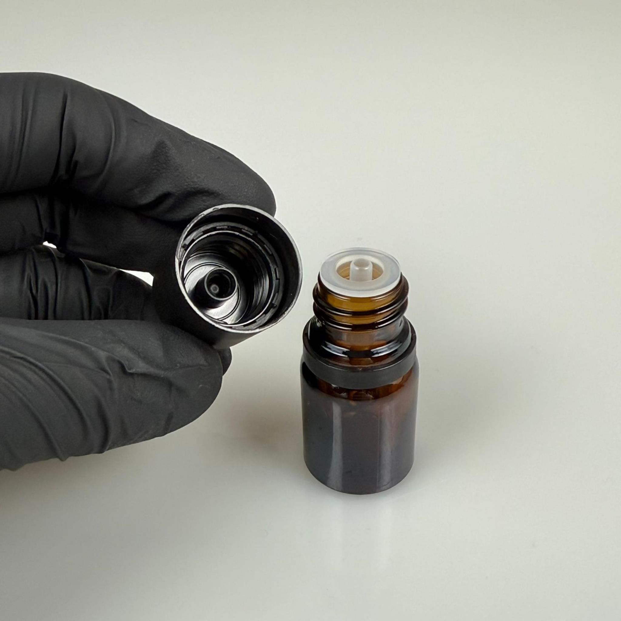 3 CC AMBER CAM ŞİŞE + İÇTEN DAMLALIKLI ÇOCUK KİLİTLİ SİYAH KAPAK - KAHVERENGİ 3 ML KİLİT KAPAKLI DAMLATMALI ŞİŞE