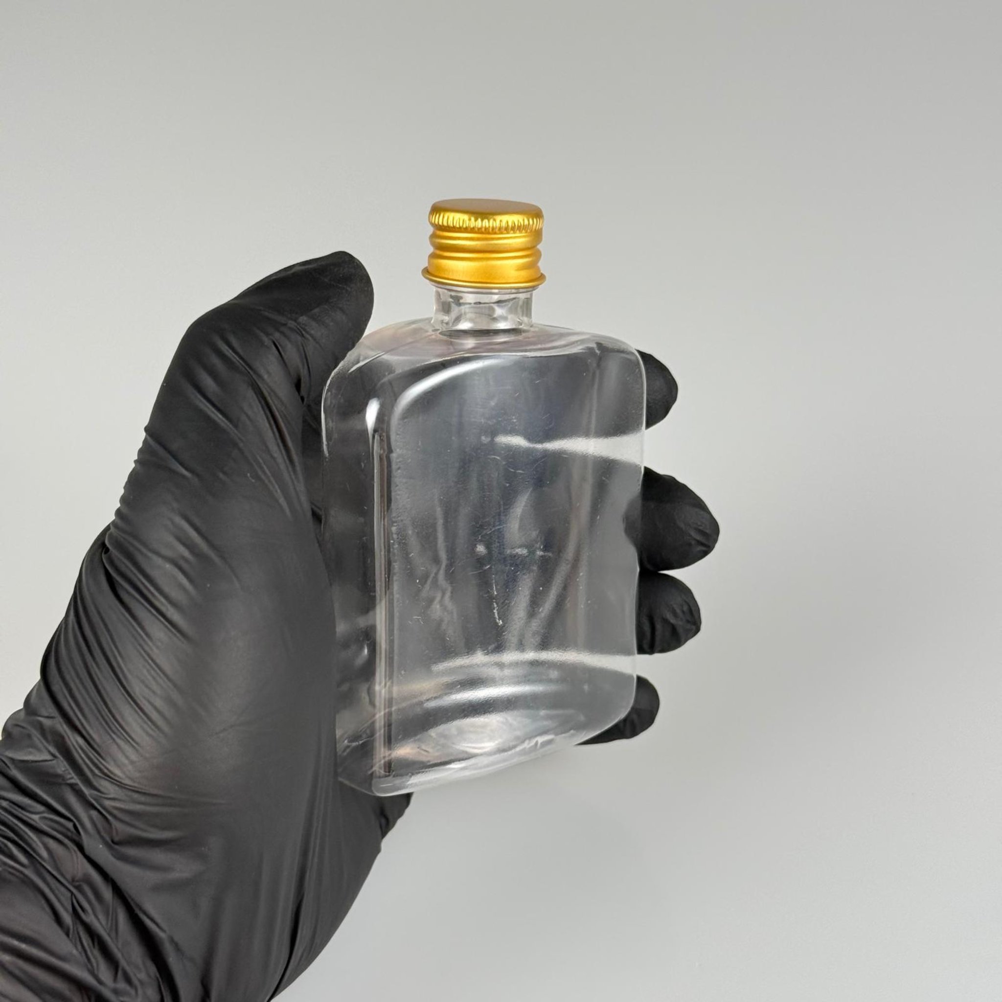 100 CC ŞEFFAF YASSI PLASTİK PET ŞİŞE + KÖPÜK CONTALI GOLD ALÜMİNYUM METAL KAPAKLI + DAMLALIKLI KOLONYA TIPALI TAKIM - 100 ML YASSI PET ŞİŞE