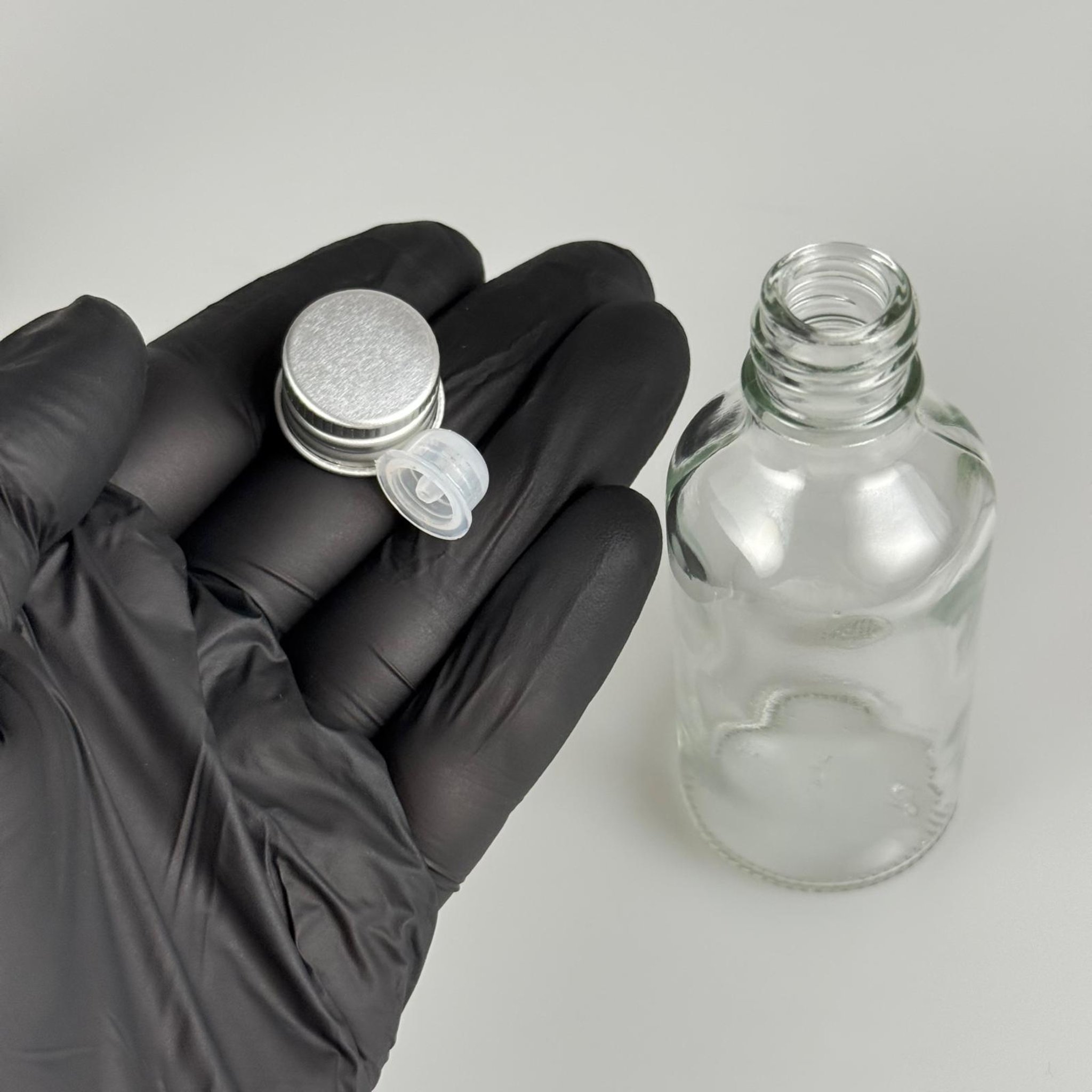50 CC ŞEFFAF CAM ŞİŞE + KÖPÜK CONTALI GÜMÜŞ ALÜMİNYUM METAL KAPAKLI + DAMLALIKLI KOLONYA TIPALI TAKIM - 50 ML ŞEFFAF CAM ŞİŞE