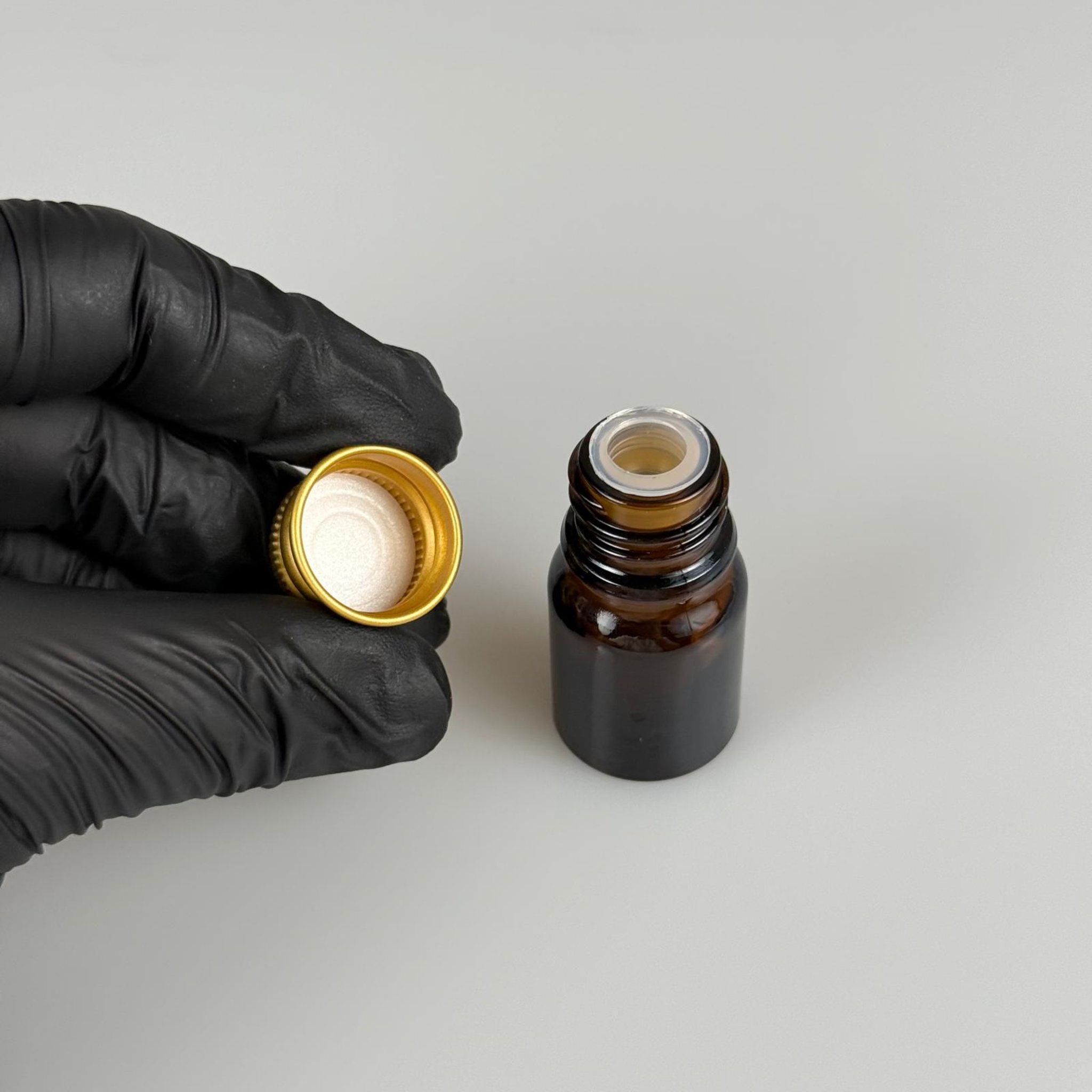 3 CC AMBER CAM ŞİŞE + KÖPÜK CONTALI GOLD ALÜMİNYUM METAL KAPAKLI + KÖR TIPALI TAKIM - 3 ML KAHVERENGİ CAM ŞİŞE