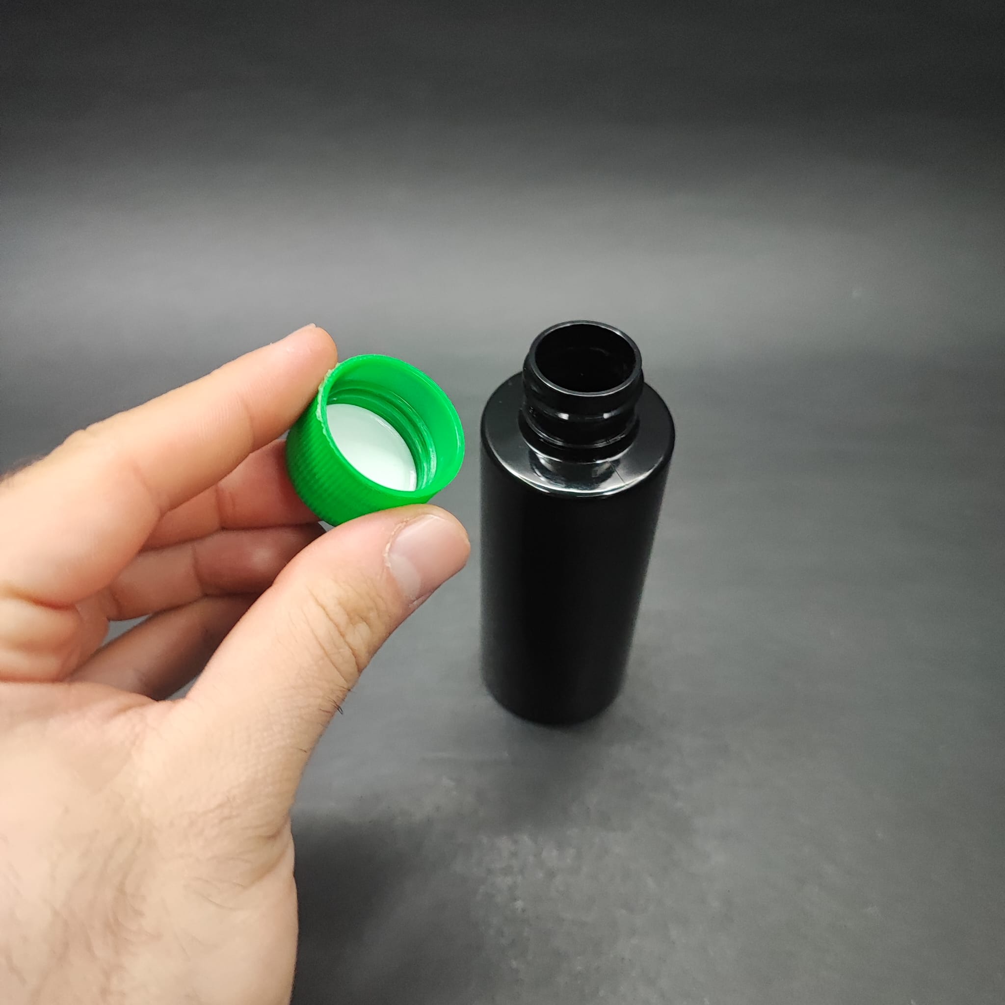 100 CC SİYAH SERT PET ŞİŞE - CONTALI YEŞİL KAPAKLI - 100 ML KAPAKLI PLASTİK ŞİŞE