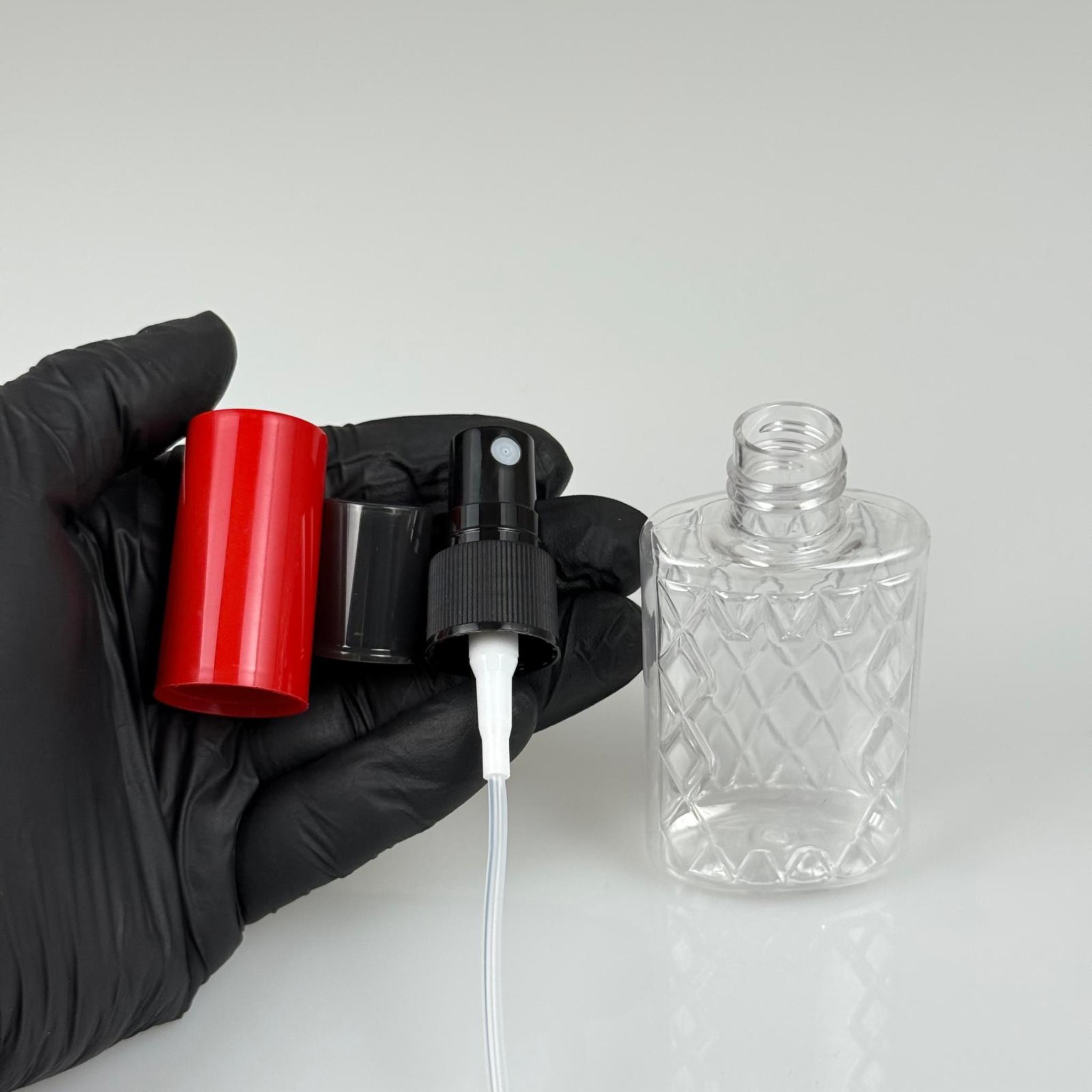 50 CC ŞEFFAF PET KÖŞELİ PARFÜM ŞİŞESİ - SİYAH SPREYLİ - KIRMIZI KORUMA KAPAKLI - 50 ML PLASTİK PARFÜM - KOLONYA ŞİŞESİ