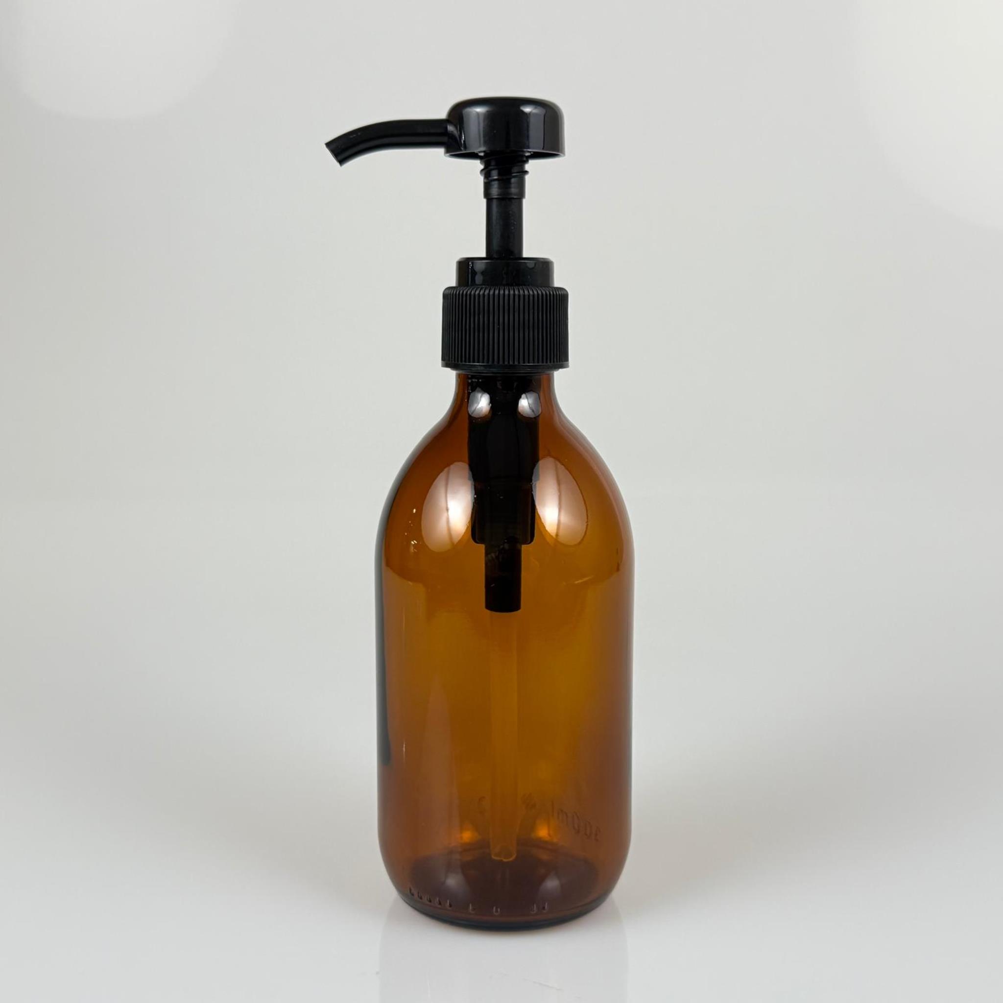 300 CC CAM AMBER KAHVERENGİ MODEL ŞİŞE - SİYAH DOZAJ POMPALI (HER BASMADA 4 CC SIVI ATAR)  - 300 ML POMPALI ŞİŞE - ŞURUP, ŞAMPUAN, KREM GİBİ YOĞUN KIVAMLI SIVILARDA KULLANILIR