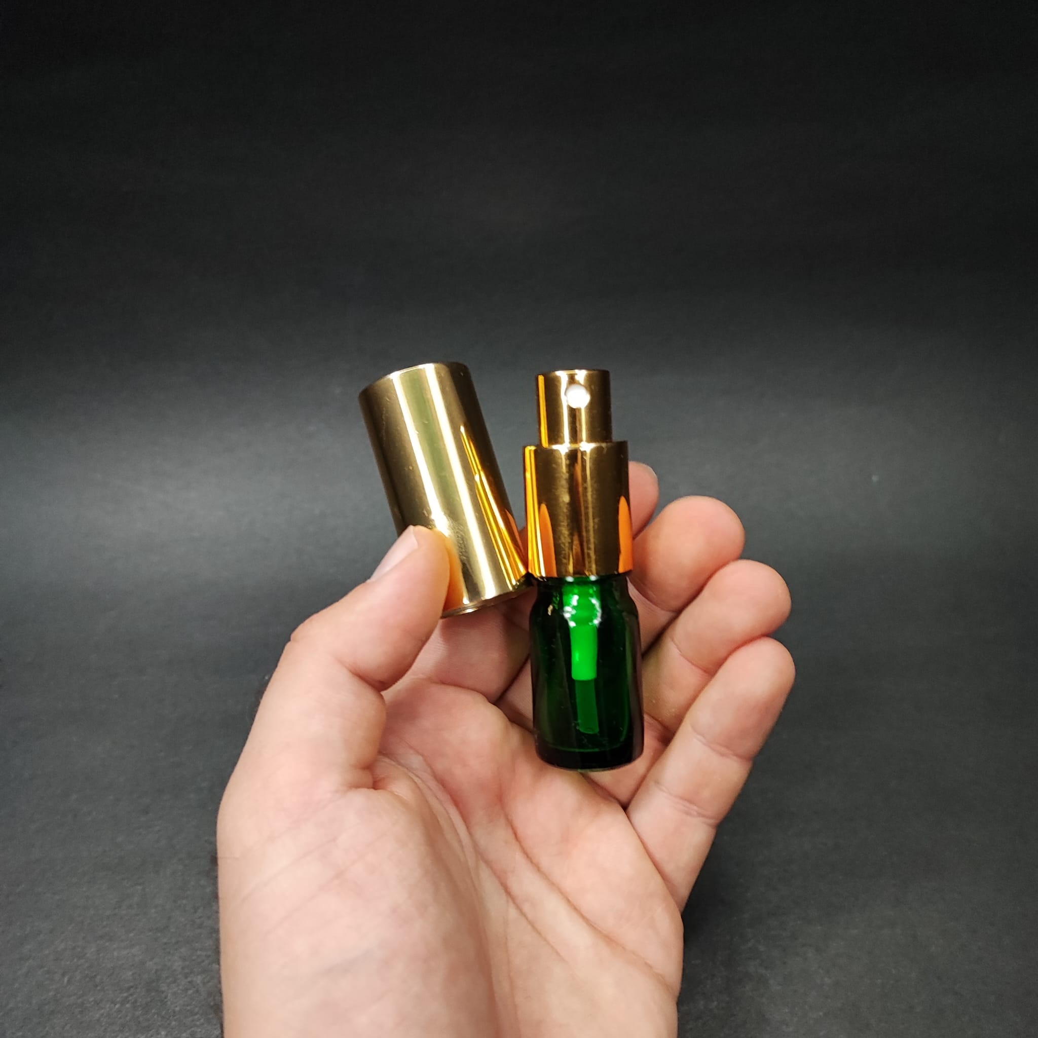 5 ML LÜKS VİDALI VALF ÇEVİRME PARFÜM ŞİŞELERİ - 5 CC YEŞİL CAM ŞİŞE - GOLD METAL SPREYLİ KAPAKLI SET