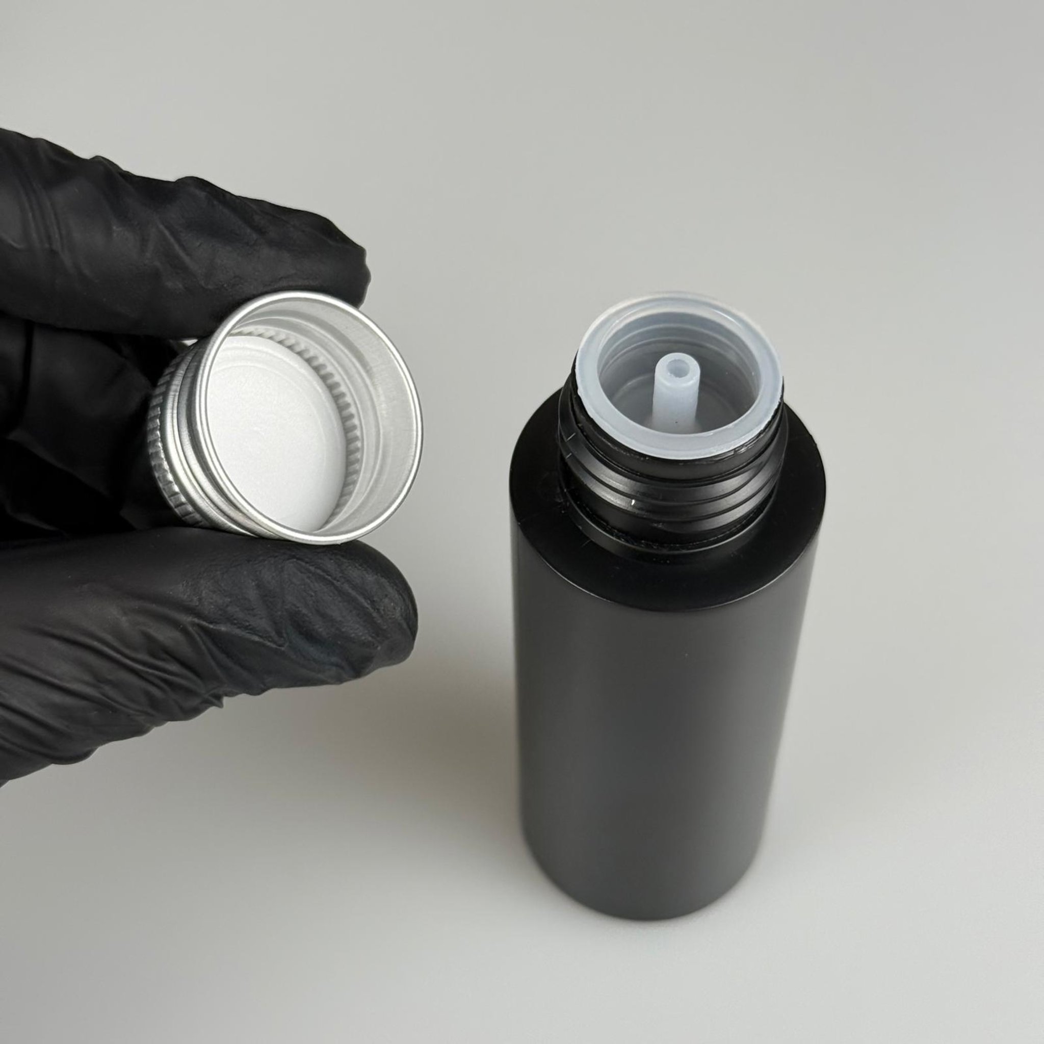 50 CC SİYAH POLİETİLEN PLASTİK ASETON ŞİŞESİ ( 24 AĞIZ ) + KÖPÜK CONTALI GÜMÜŞ METAL ALÜMİNYUM KAPAK + KOLONYA TIPALI TAKIM - 50 ML KAPAKLI SİYAH PLASTİK ŞİŞELER