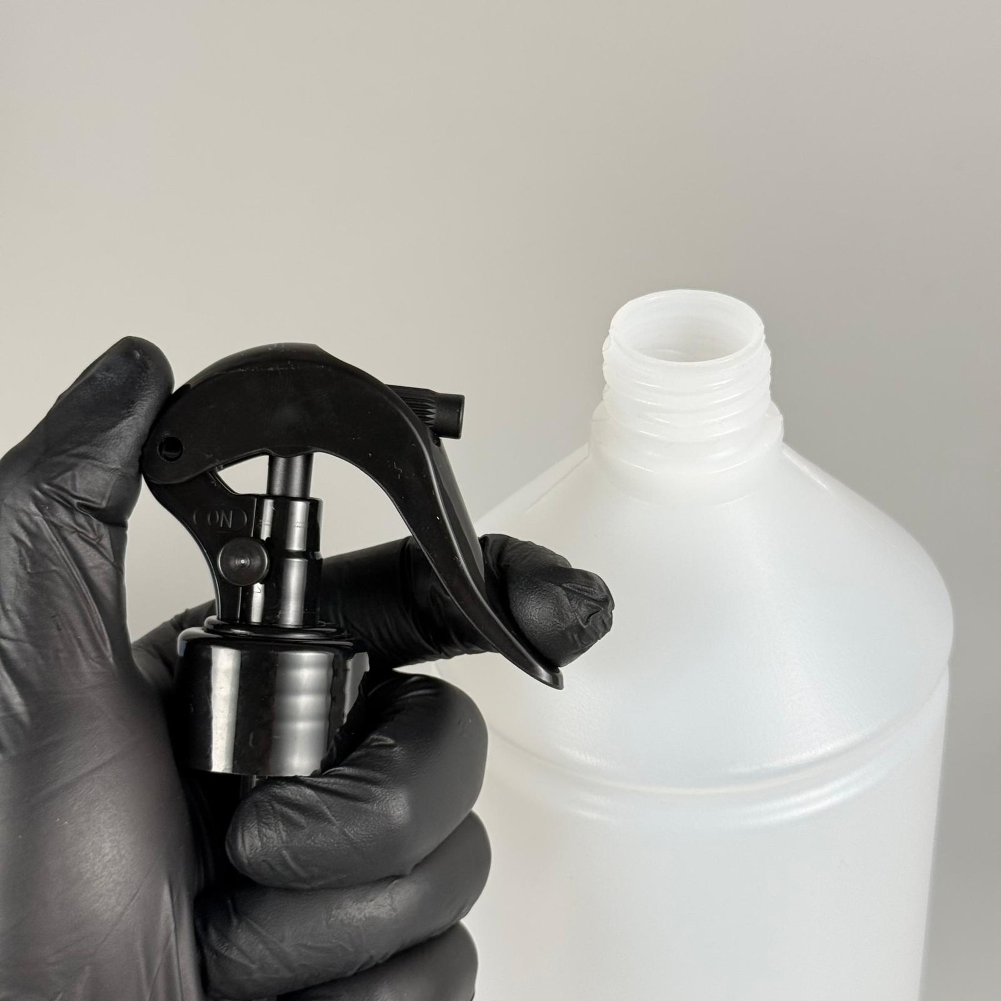 1000 CC TİNER ŞİŞESİ - SİYAH TRİGER TETİK SPREYLİ (DUMAN PÜSKÜRTÜR) - 1000 ML KİMYASALA DAYANIKLI PLASTİK ŞİŞE - 1 LT POLİETİLEN ŞİŞE