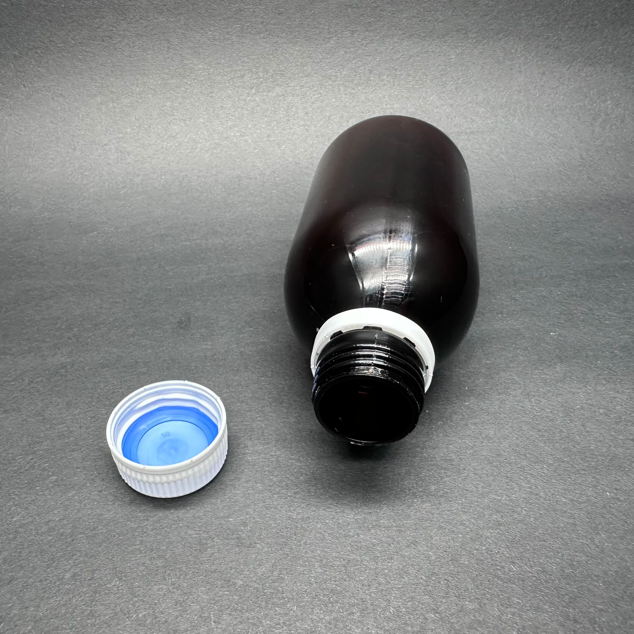 200 CC AMBER PET ECZA ŞİŞESİ - BEYAZ KİLİTLİ CONTALI KAPAKLI - 200 ML KAHVERENGİ PLASTİK ŞURUP ŞİŞESİ (21 GR)