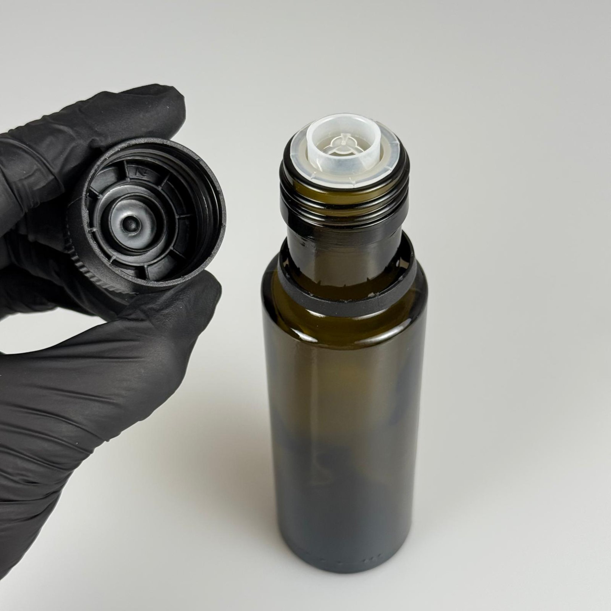 100 CC DORİKA CAM ŞİŞE KOYU YEŞİL (31 MM AĞIZ) - BİLYELİ SİYAH KİLİTLİ KAPAKLI - 100 ML SİLİNDİR DORİCA YAĞ VE SOS ŞİŞELERİ