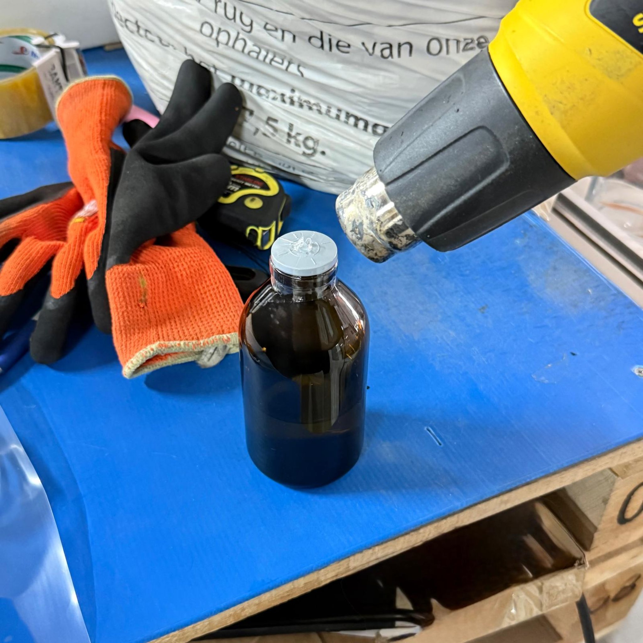 250 CC AMBER KAHVERENGİ SERUM ŞİŞE + KAUÇUK BUTİL TAPA (32 AĞIZ) + EMNİYET BANDI (ISI TABANCASI İLE UYGULANIR) - ENJEKTÖR İLE SIVI ÇEKİLEBİLİR