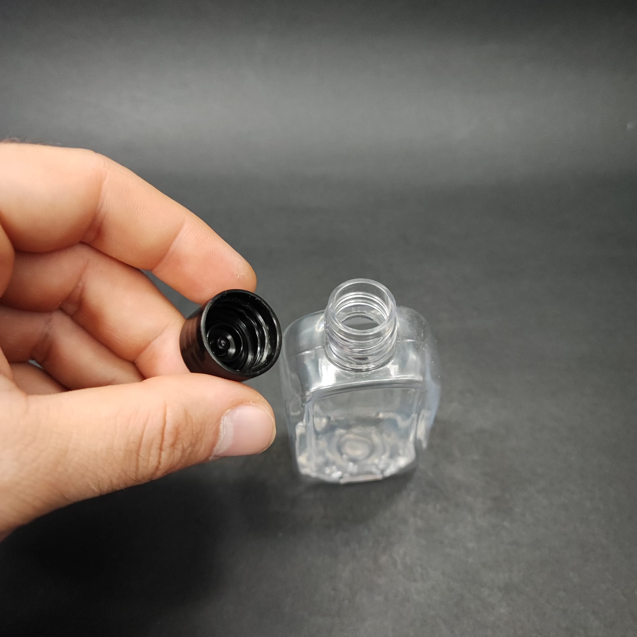 50 CC YASSI PLASTİK ŞİŞE + KENDİNDEN CONTALI SIZDIRMAZ SİYAH KAPAK - 50 ML KAPAKLI PET ŞİŞE