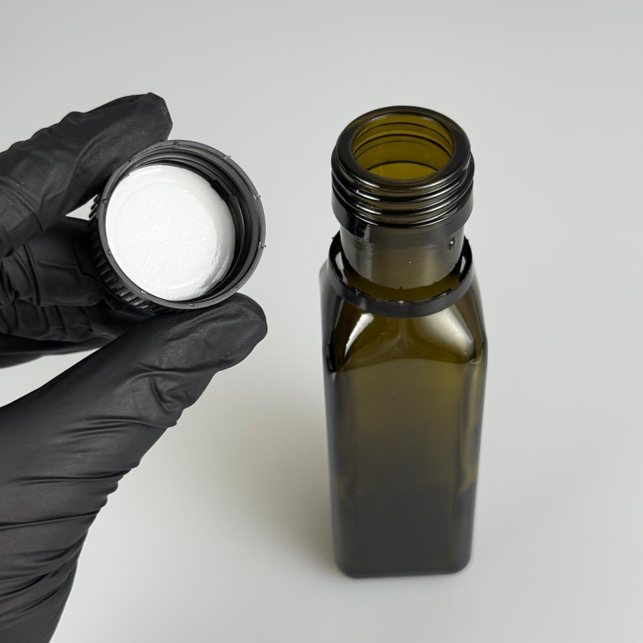 100 CC MARASKA CAM ŞİŞE KOYU YEŞİL (31 MM AĞIZ) - CONTALI SİYAH KİLİTLİ KAPAKLI - 100 ML KÖŞELİ KARE MARASCA YAĞ VE SOS ŞİŞELERİ