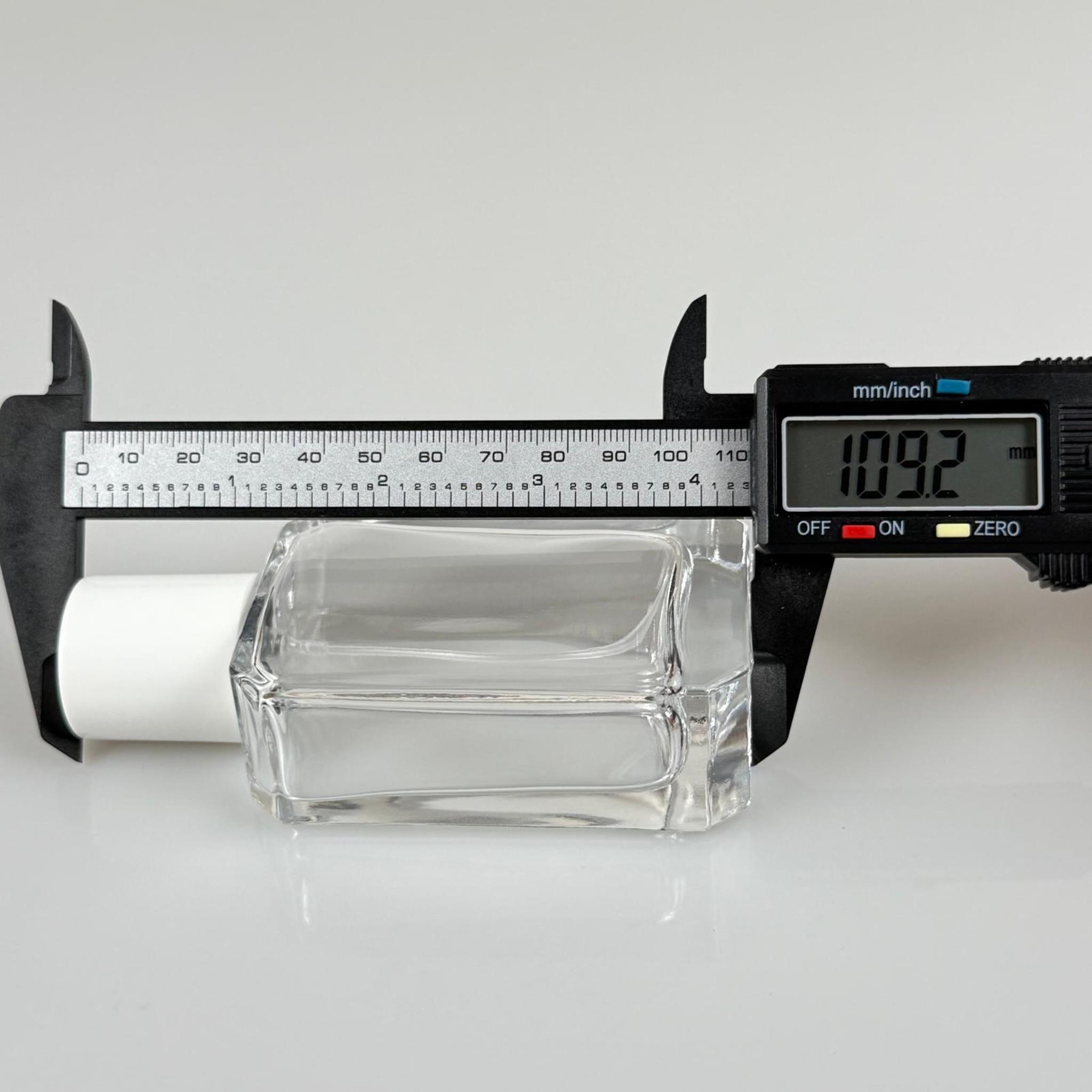 50 ML KÖŞELİ MODEL ANGEL PARFÜM ŞİŞESİ - GÜMÜŞ METAL SPREYLİ + BEYAZ KAPAKLI (AĞIZ 15 MM GEÇME KOLAY KAPAMA)