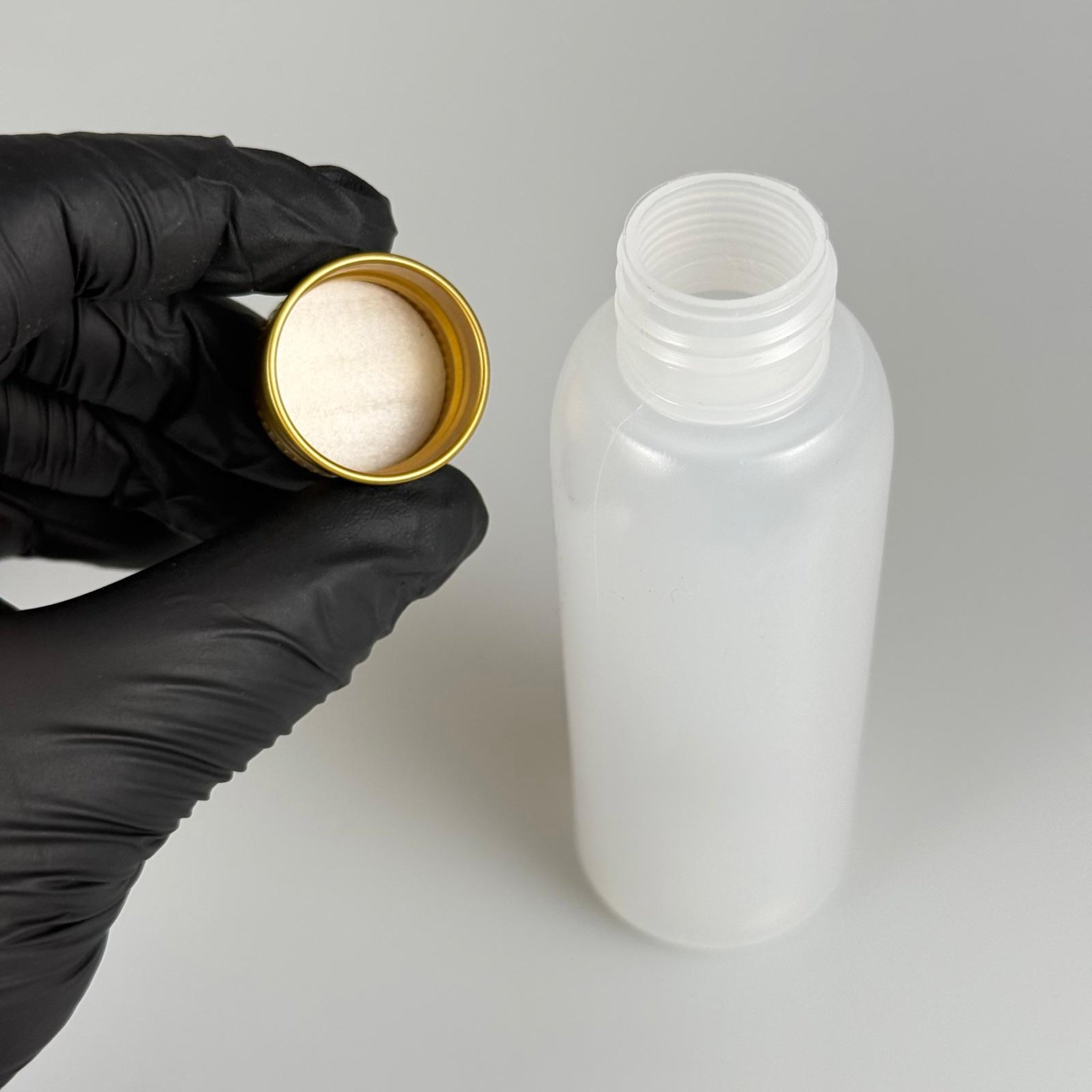 100 ML SIKILABİLİR YUMUŞAK PE POLİETİLEN PLASTİK ASETON ŞİŞESİ ( 24 AĞIZ ) + KÖPÜK CONTALI GOLD METAL ALÜMİNYUM KAPAKLI TAKIM - 100 cc sos, yağ, kartuş, mürekkep vb için boş şişeler