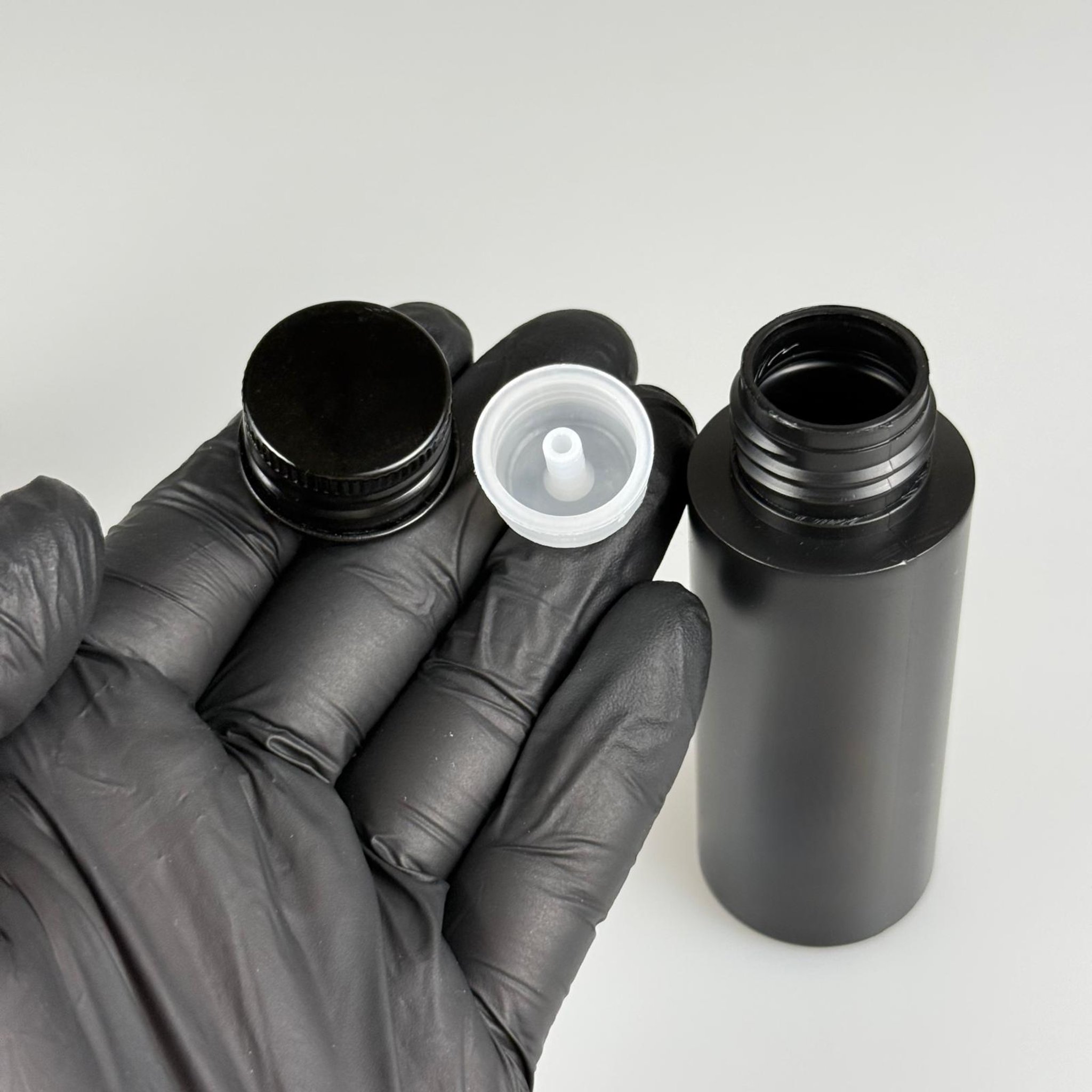 50 CC SİYAH POLİETİLEN PLASTİK ASETON ŞİŞESİ ( 24 AĞIZ ) + KÖPÜK CONTALI SİYAH METAL ALÜMİNYUM KAPAK + KOLONYA TIPALI TAKIM - 50 ML KAPAKLI SİYAH PLASTİK ŞİŞELER