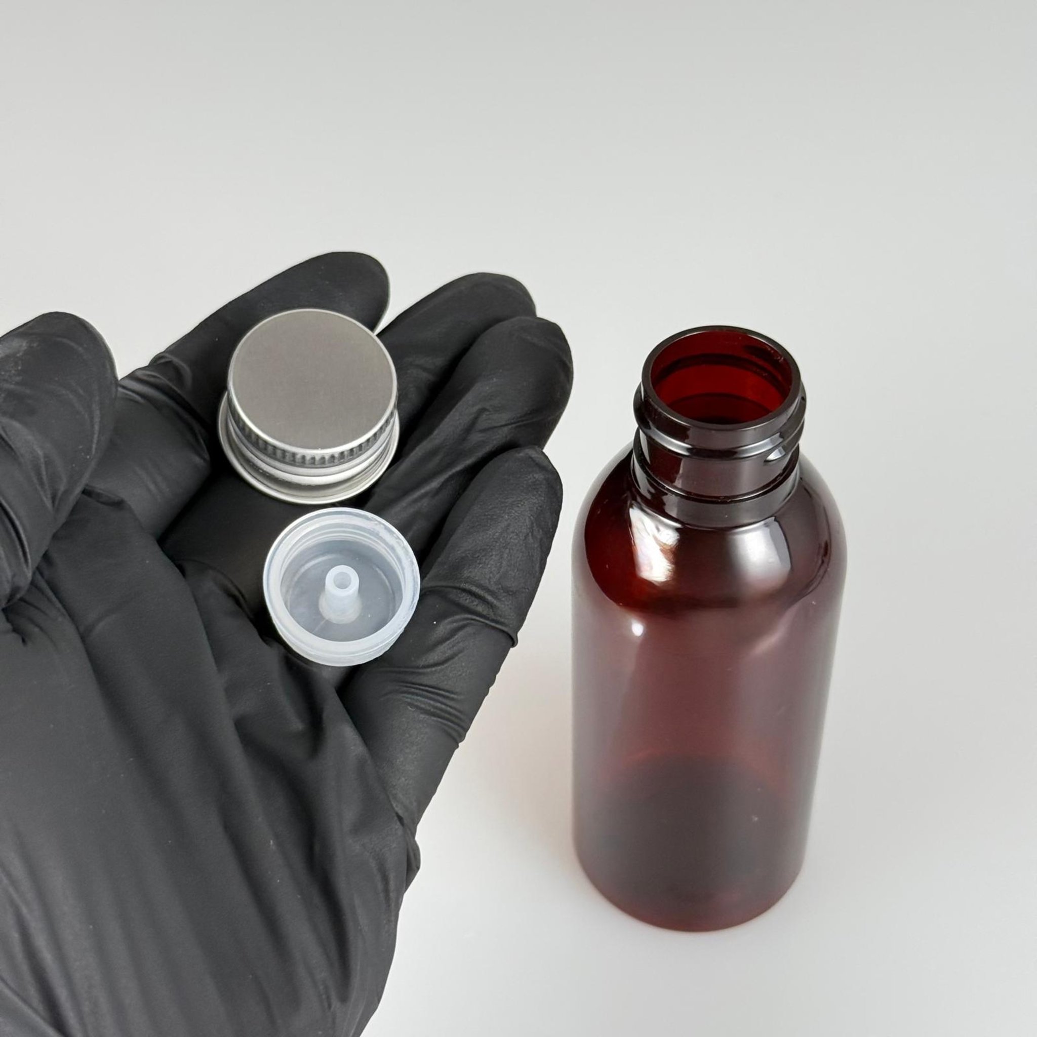 100 CC AMBER SERT MODEL PET ŞİŞE (24 AĞIZ) + KÖPÜK CONTALI GÜMÜŞ METAL ALÜMİNYUM KAPAK + KOLONYA TIPALI TAKIM - 100 ML KAPAKLI KAHVERENGİ KALIN PET ŞİŞELER