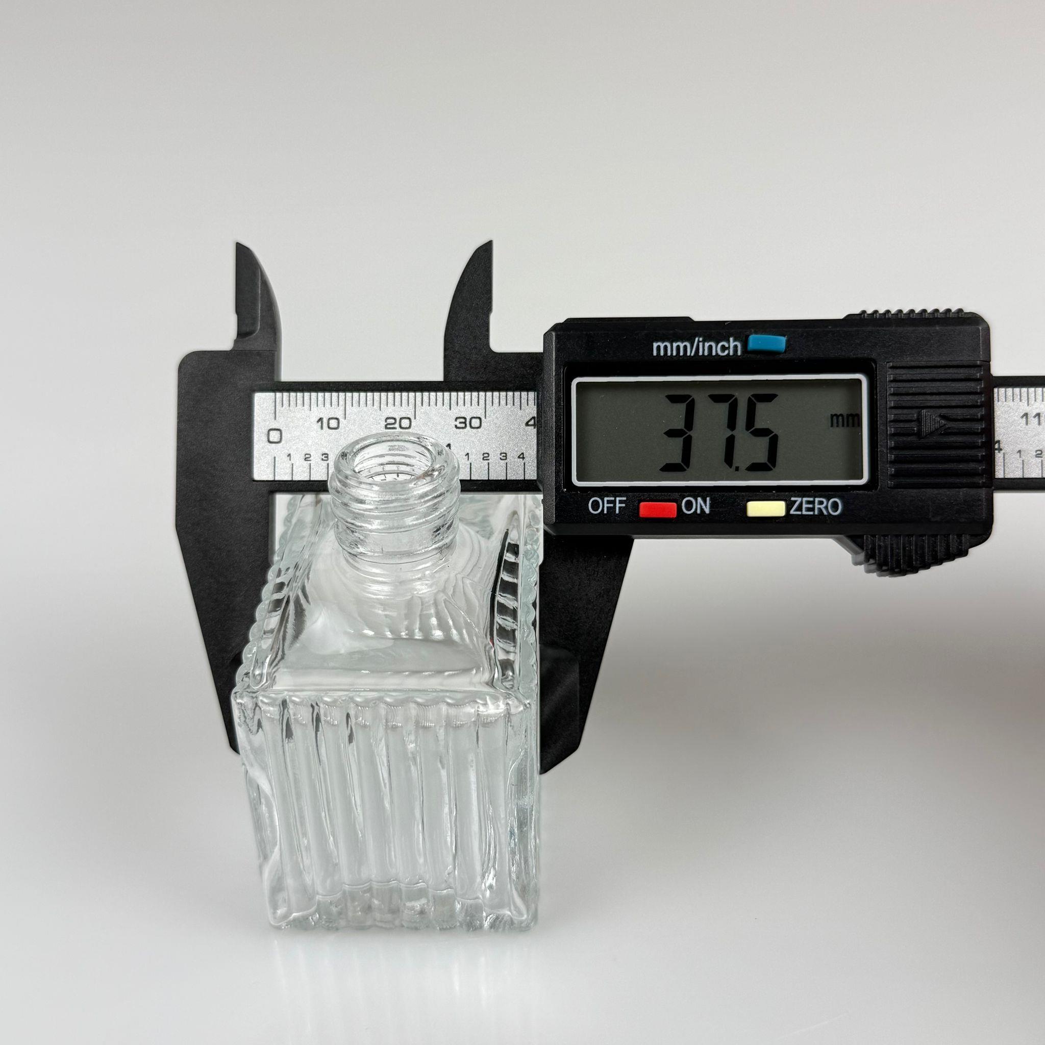 50 CC KÖŞELİ DESENLİ ÇİZGİLİ CAM ŞİŞE - 18 MM AĞIZ - 50 ML PRESTİJLİ ŞİŞE