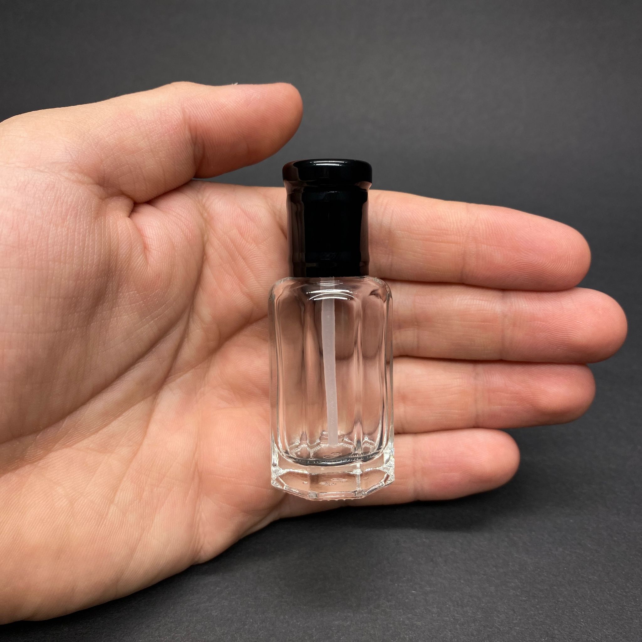 12 CC ÇUBUKLU ESANS ŞİŞESİ - HACI MİSİ , AROMATİK YAĞ , KOKU , PARFÜM İÇİN SÜRÜLEBİLİR 12 ML CAM ŞİŞE - SİYAH KAPAKLI