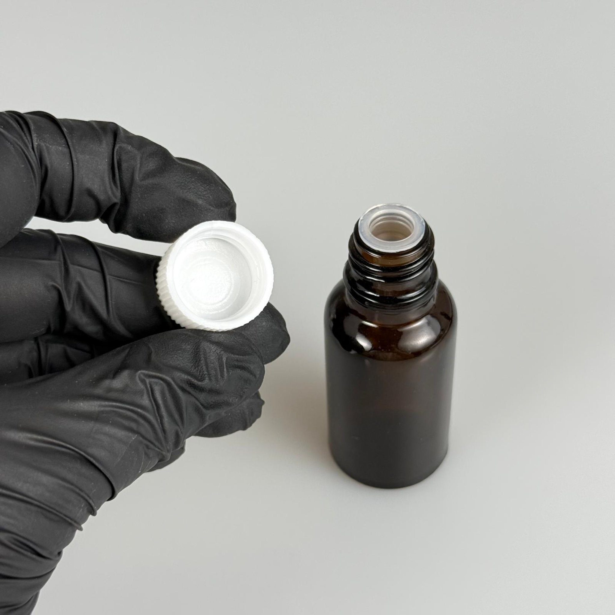 20 ML TIPALI VE KAPAKLI ŞİŞE - 20 CC AMBER KAHVERENGİ CAM ŞİŞE + CONTALI BEYAZ KAPAK + KÖR TIPA