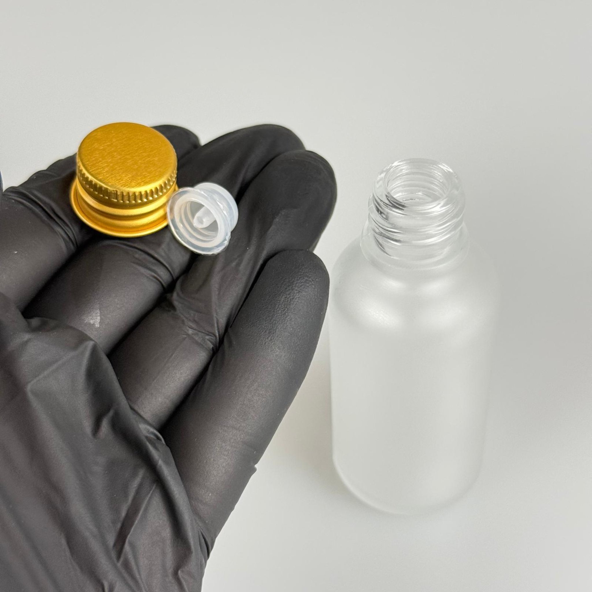 30 CC BUZLU CAM ŞİŞE + KÖPÜK CONTALI GOLD ALÜMİNYUM METAL KAPAKLI + DAMLALIKLI KOLONYA TIPALI TAKIM - 30 ML BUZLU CAM ŞİŞE