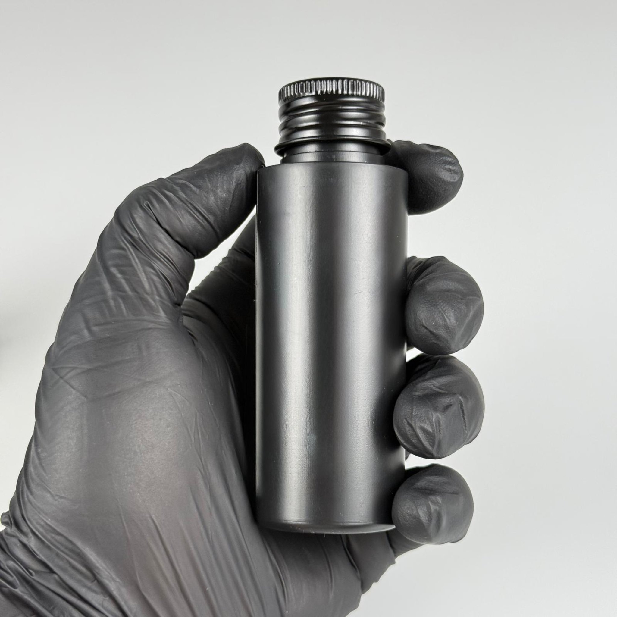 50 CC SİYAH POLİETİLEN PLASTİK ASETON ŞİŞESİ ( 24 AĞIZ ) + KÖPÜK CONTALI SİYAH METAL ALÜMİNYUM KAPAK + KOLONYA TIPALI TAKIM - 50 ML KAPAKLI SİYAH PLASTİK ŞİŞELER