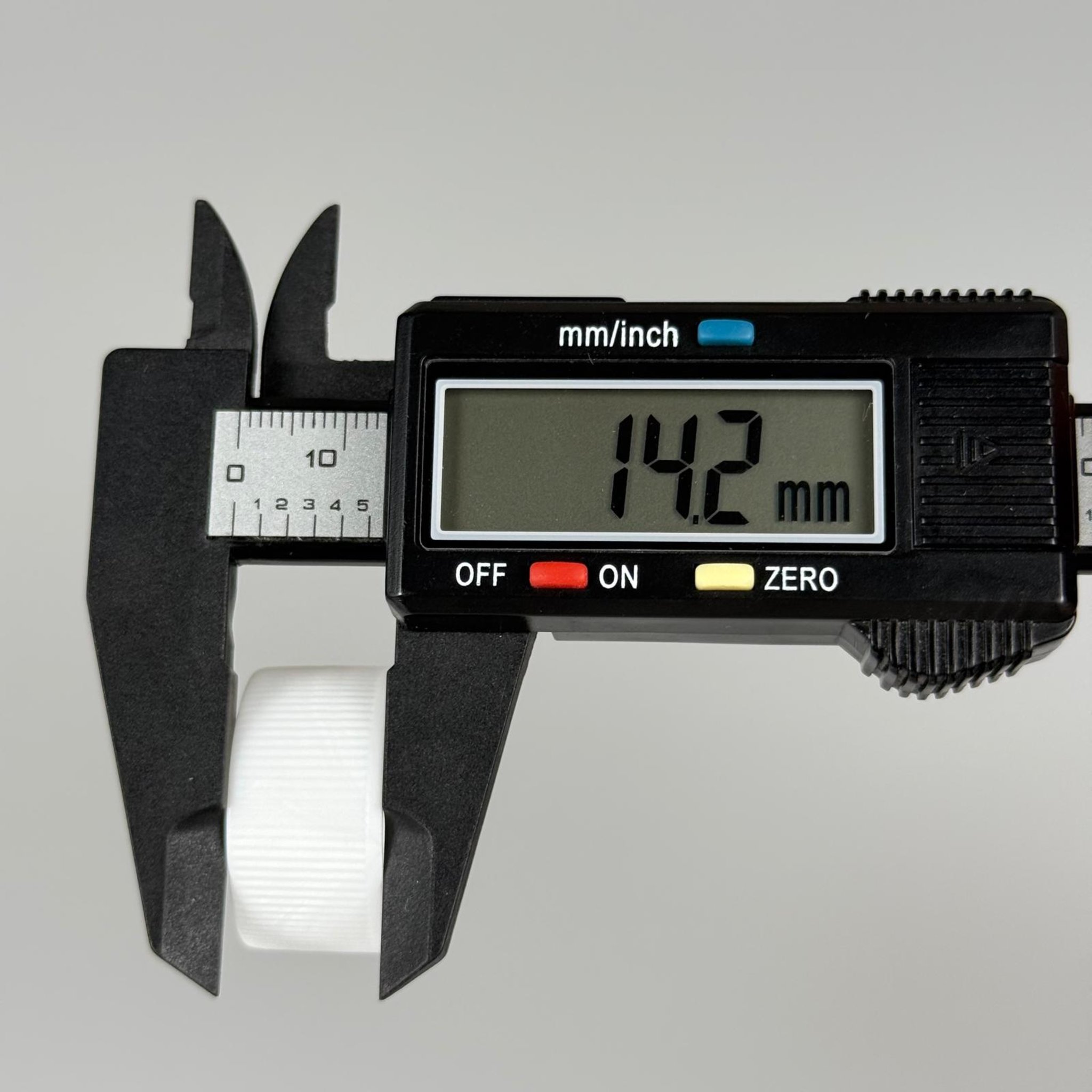 25 MM VİDALI KAPAK -- KÖPÜK CONTALI CAM VE PLASTİK ŞİŞE KAPAĞI - BEYAZ