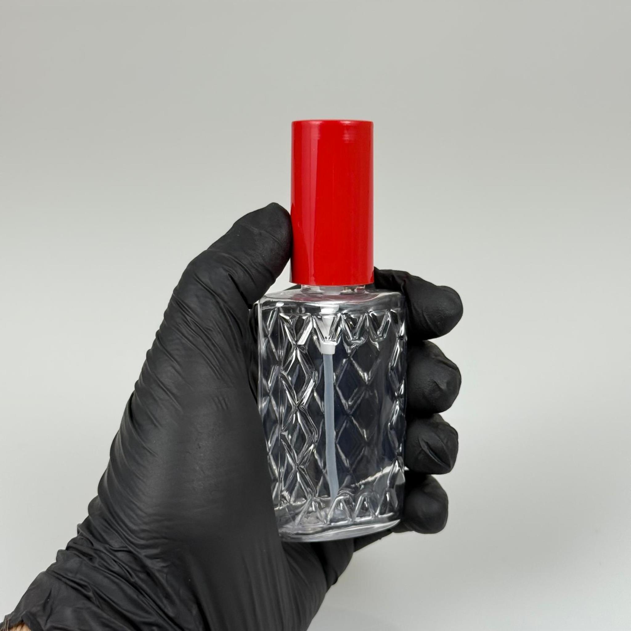 50 CC ŞEFFAF PET KÖŞELİ PARFÜM ŞİŞESİ - BEYAZ SPREYLİ - KIRMIZI KORUMA KAPAKLI - 50 ML PLASTİK PARFÜM - KOLONYA ŞİŞESİ