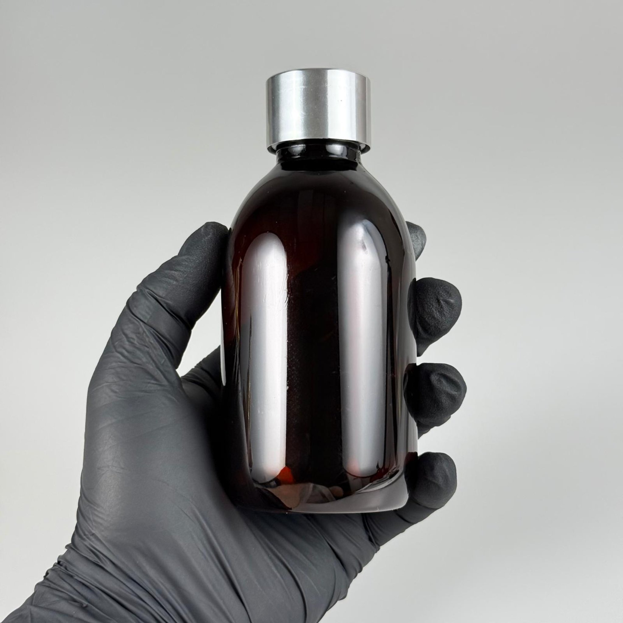 200 CC AMBER PET ECZA ŞİŞESİ + ALÜMİNYUM KAPLAMALI GÜMÜŞ KAPAKLI + KÖR TIPALI TAKIM  - 200 ML KAHVERENGİ PLASTİK ŞURUP ŞİŞESİ (21 GR)