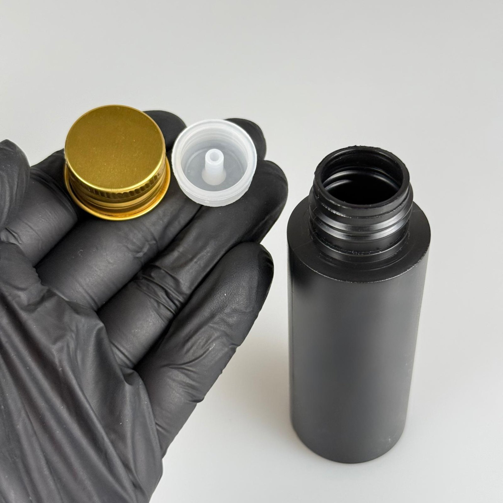 50 CC SİYAH POLİETİLEN PLASTİK ASETON ŞİŞESİ ( 24 AĞIZ ) + KÖPÜK CONTALI GOLD METAL ALÜMİNYUM KAPAK + KOLONYA TIPALI TAKIM - 50 ML KAPAKLI SİYAH PLASTİK ŞİŞELER