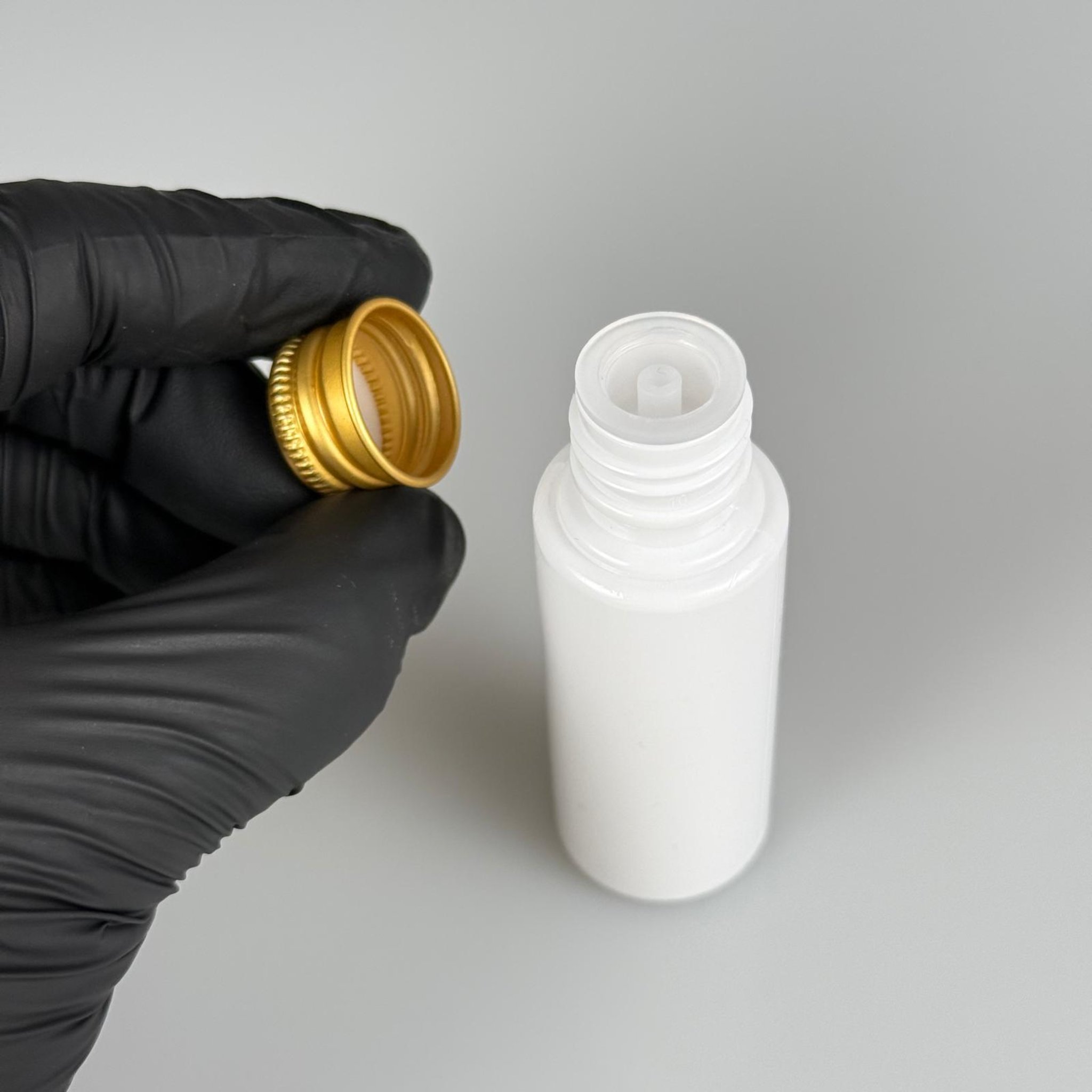 25 CC BEYAZ PET SHOT ŞİŞE - KÖPÜK CONTALI GOLD ALÜMİNYUM METAL KAPAKLI + DAMLALIKLI KOLONYA TIPALI TAKIM - 25 ML PLASTİK ŞİŞE