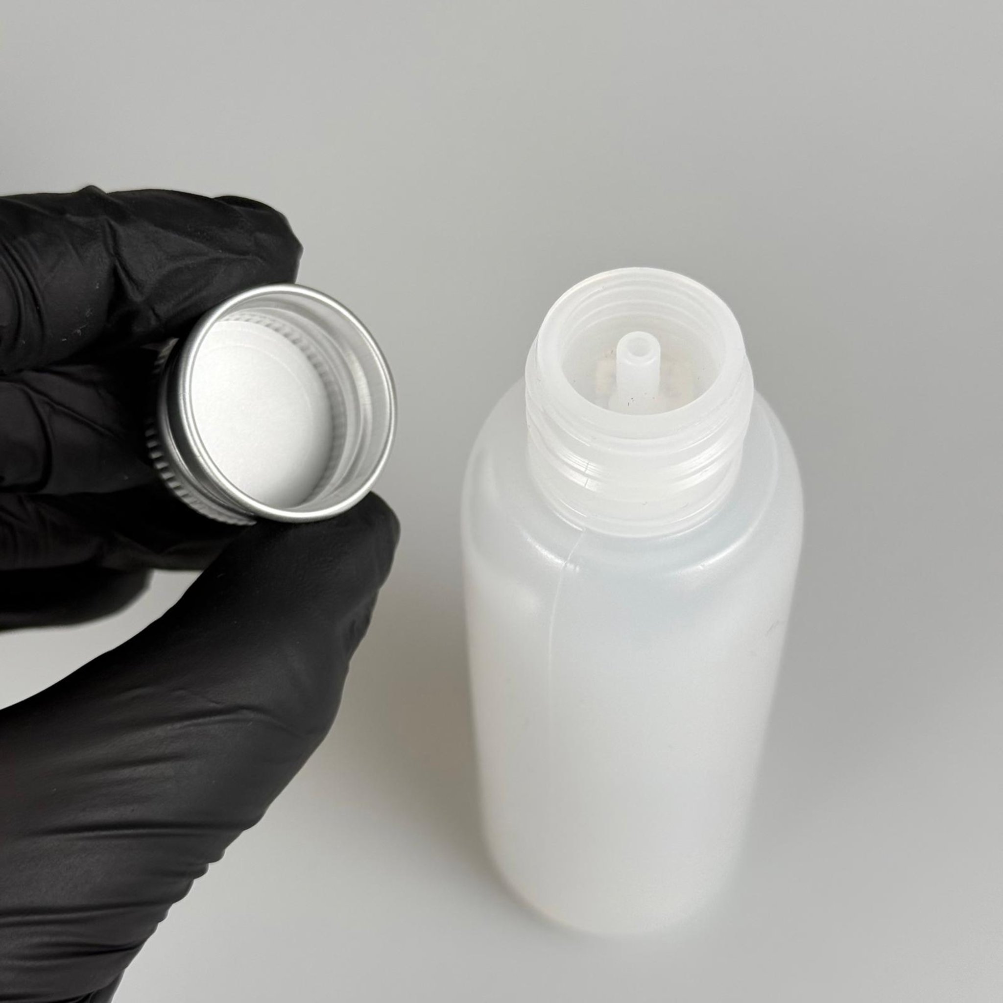 100 ML SIKILABİLİR YUMUŞAK PE POLİETİLEN PLASTİK ASETON ŞİŞESİ ( 24 AĞIZ ) + KÖPÜK CONTALI GÜMÜŞ METAL ALÜMİNYUM KAPAKLI + KOLONYA TIPALI TAKIM - 100 cc sos, yağ, kartuş, mürekkep vb için boş şişeler