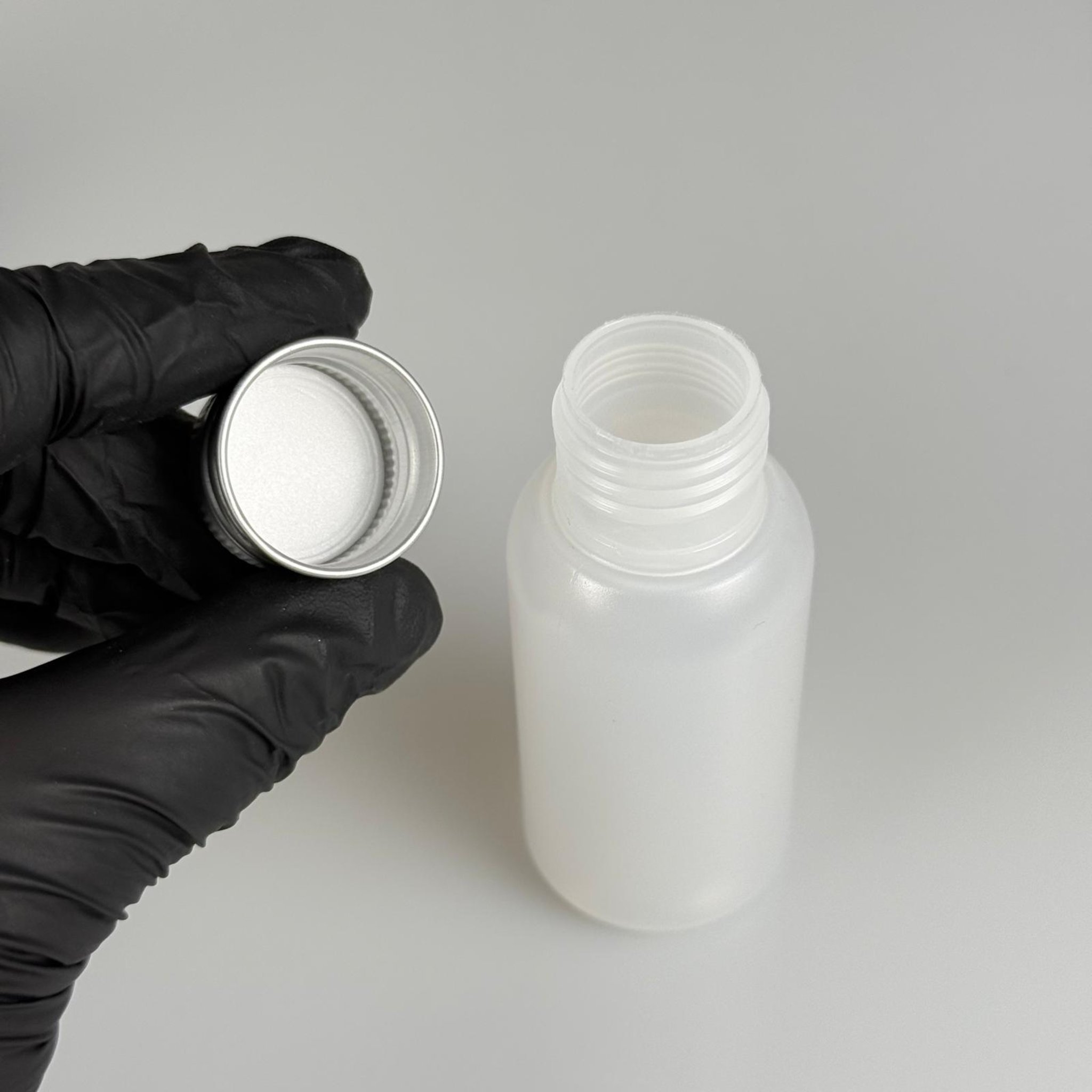 50 ML SIKILABİLİR YUMUŞAK POLİETİLEN PE PLASTİK ASETON ŞİŞESİ ( 24 AĞIZ ) + KÖPÜK CONTALI GÜMÜŞ METAL ALÜMİNYUM KAPAK TAKIM - 50 cc sos, yağ, kartuş, mürekkep vb için boş şişeler